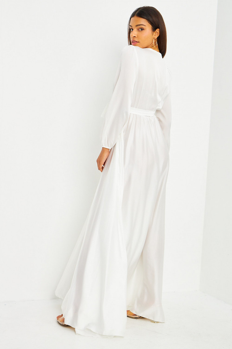 Robe longue blanche satinée ceinturée