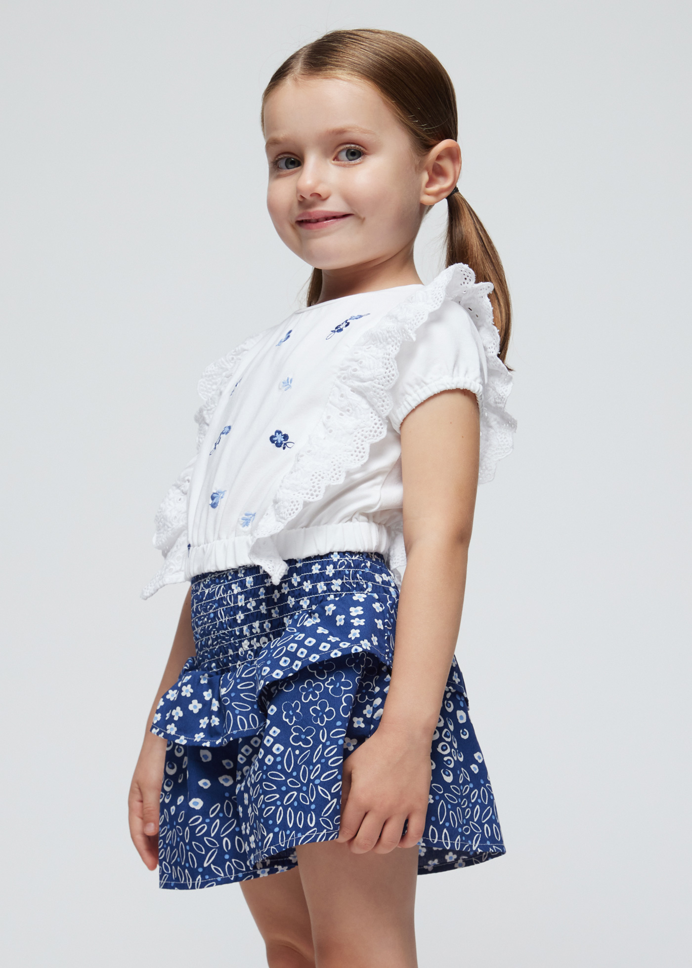 Camiseta infantil com babados bordados