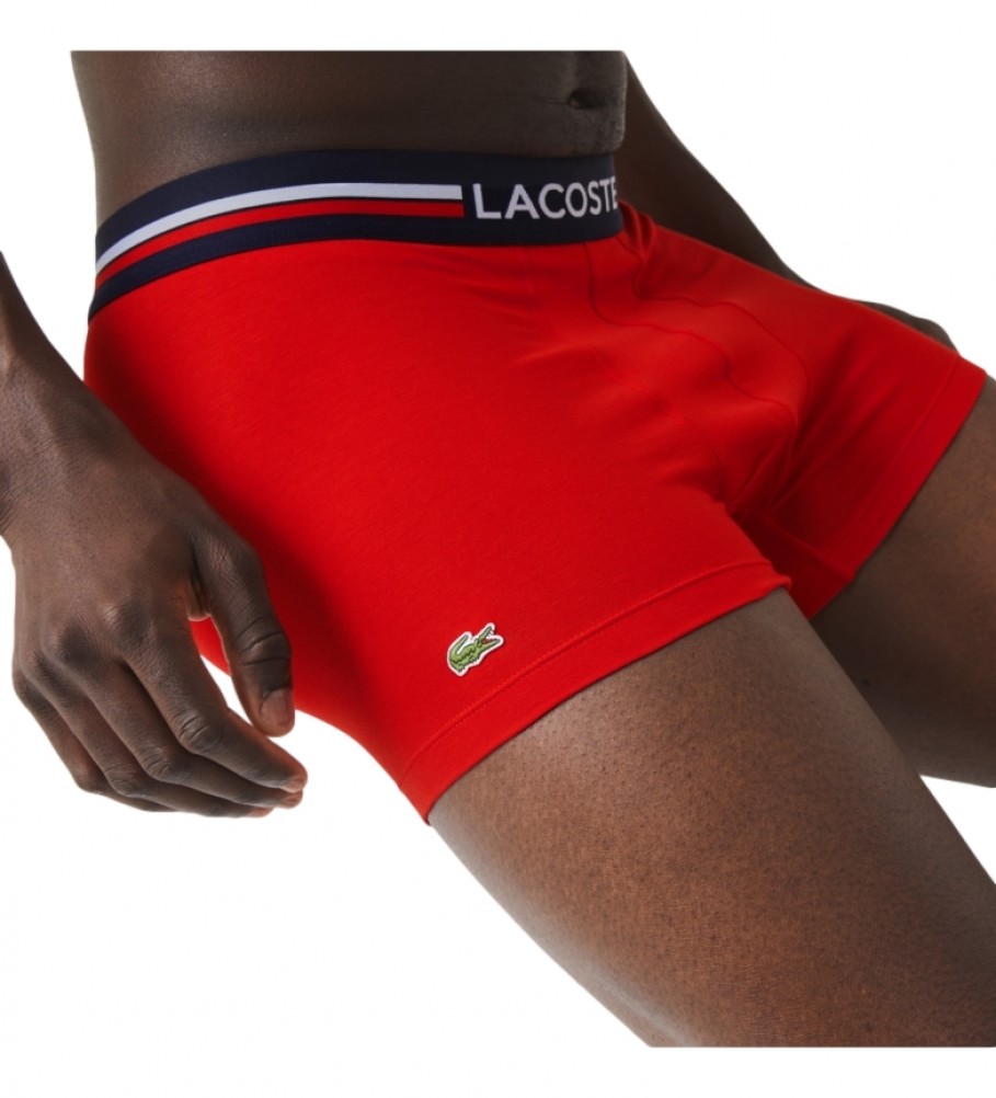 Conjunto de 3 cuecas boxer Lacoste nas cores vermelho, azul-marinho e cinza.