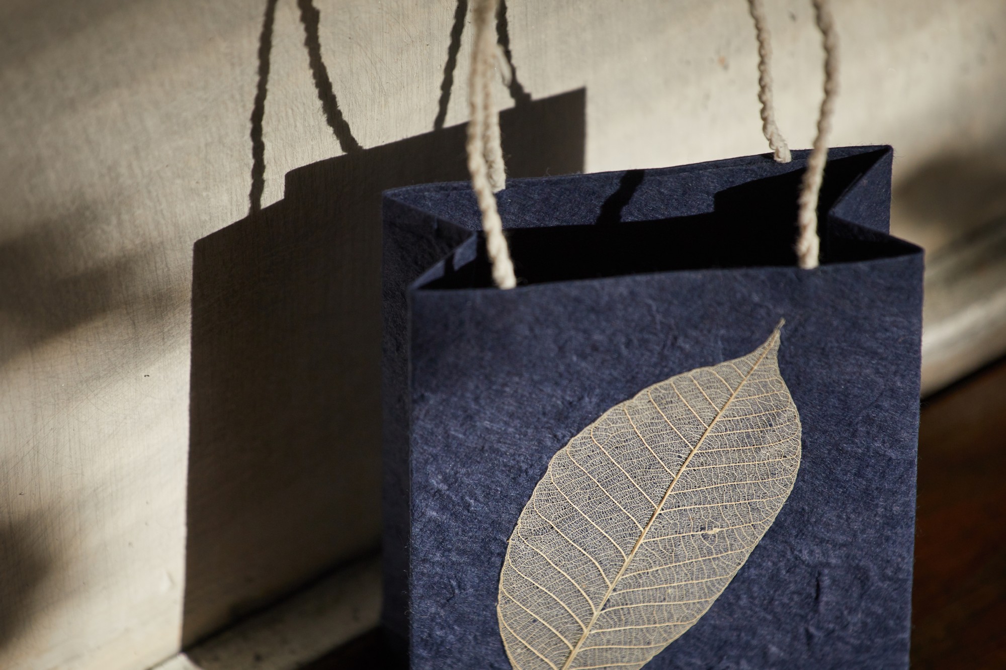 Tasche aus handgeschöpftem Papier, dunkelblau, L 11,5 cm, B 5 cm, H 16 cm günstig bestellen