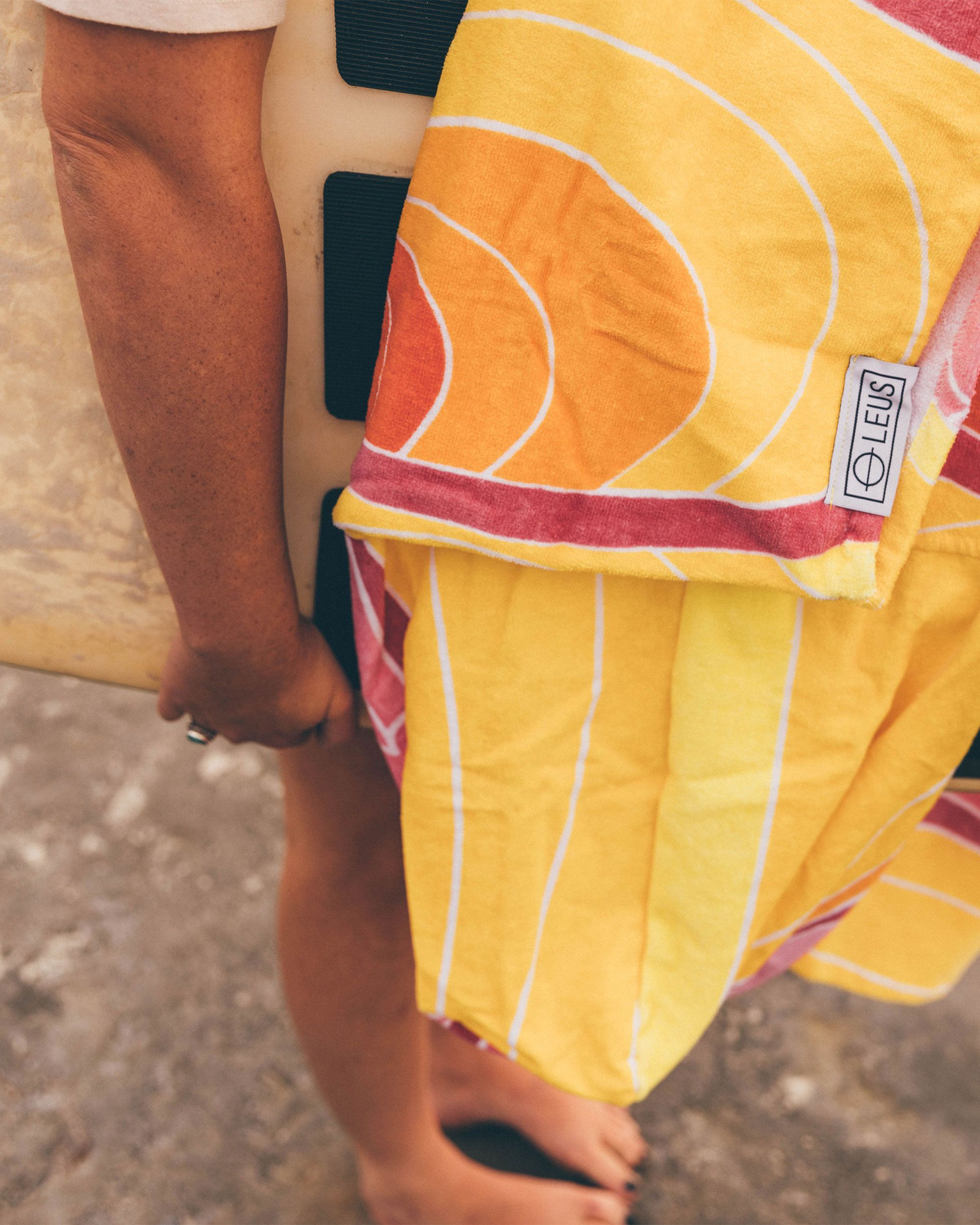 LEUS Poncho Carissa Moore L