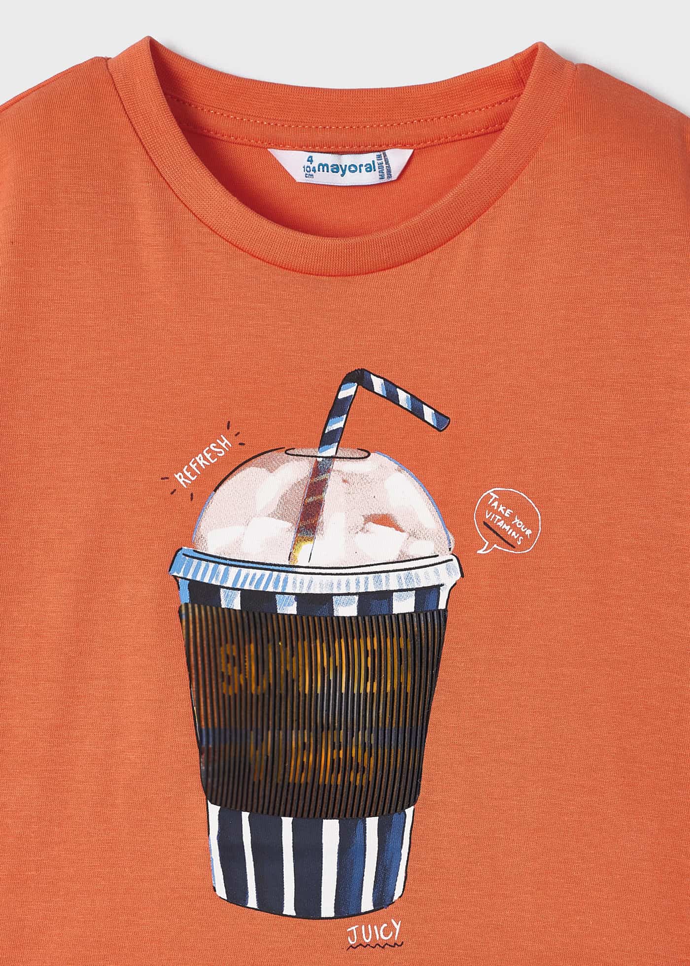 Camiseta infantil com estampa interativa, feita de algodão sustentável.