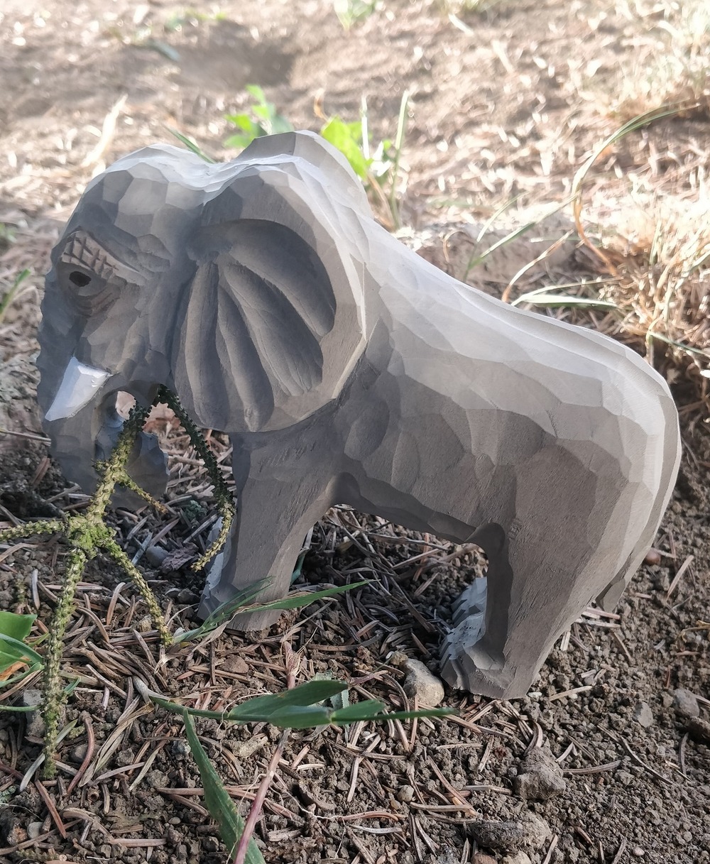Figurine eléphant en bois