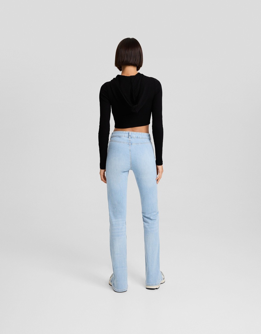 Calça jeans skinny de cintura baixa com fenda frontal