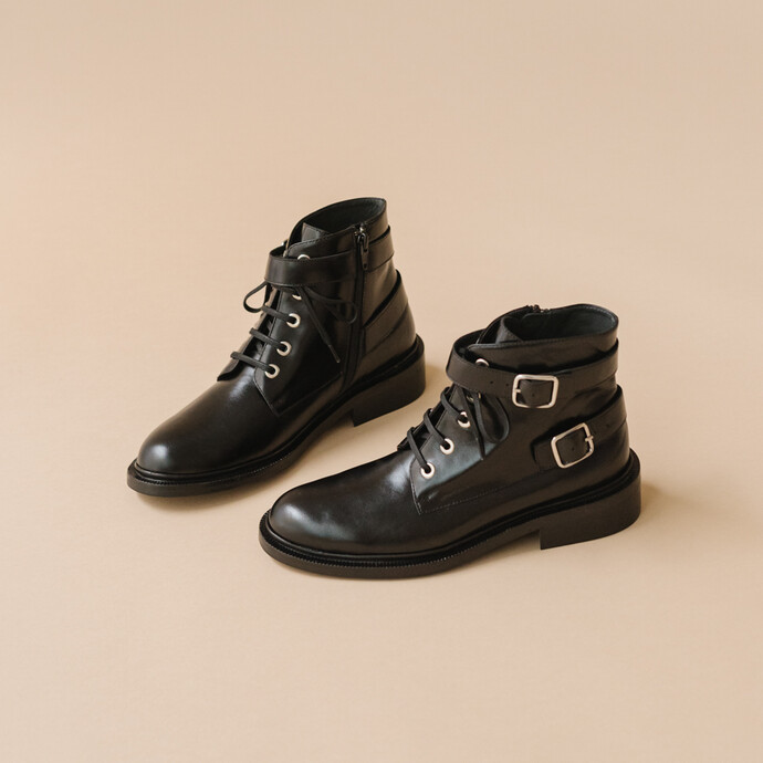 Boots à lacets et boucles argentées  en cuir noir