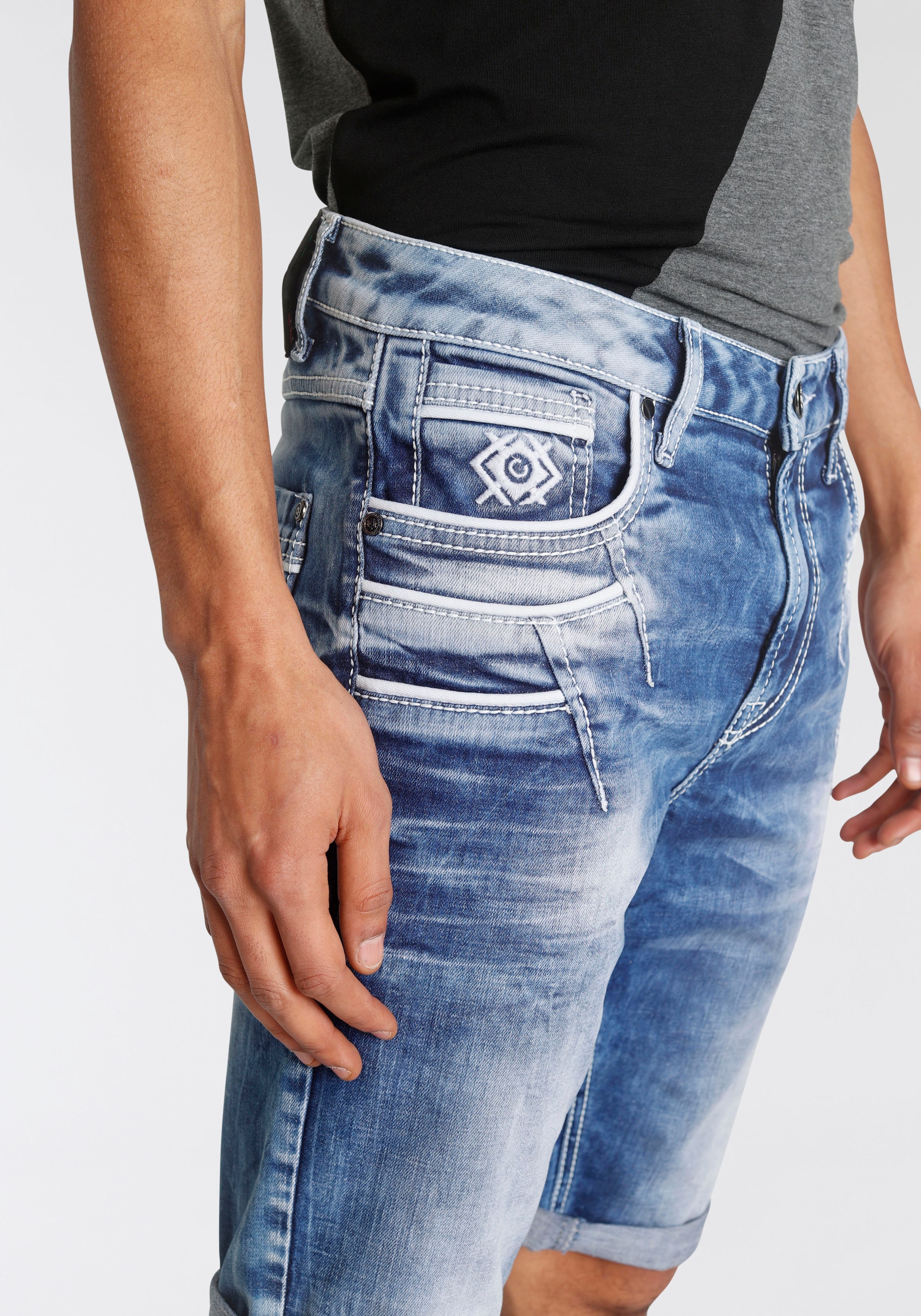 Cipo & Baxx Bermudas  in Denim und mit markanten Taschen