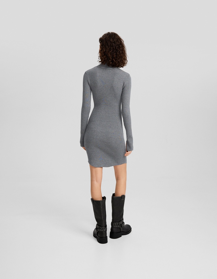 Vestido curto de malha com gola alta e mangas compridas.