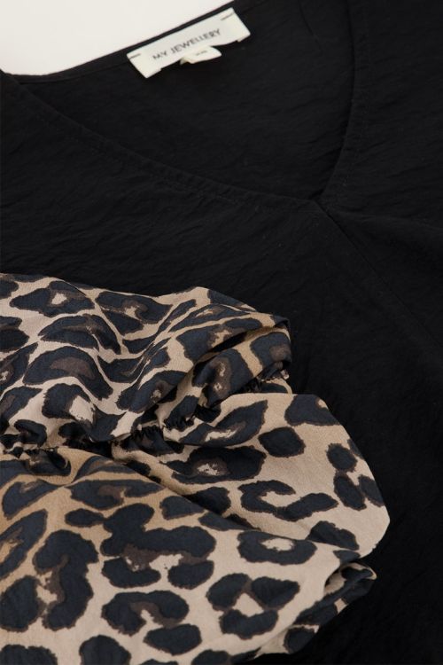 Zwarte top met panterprint mouwtjes