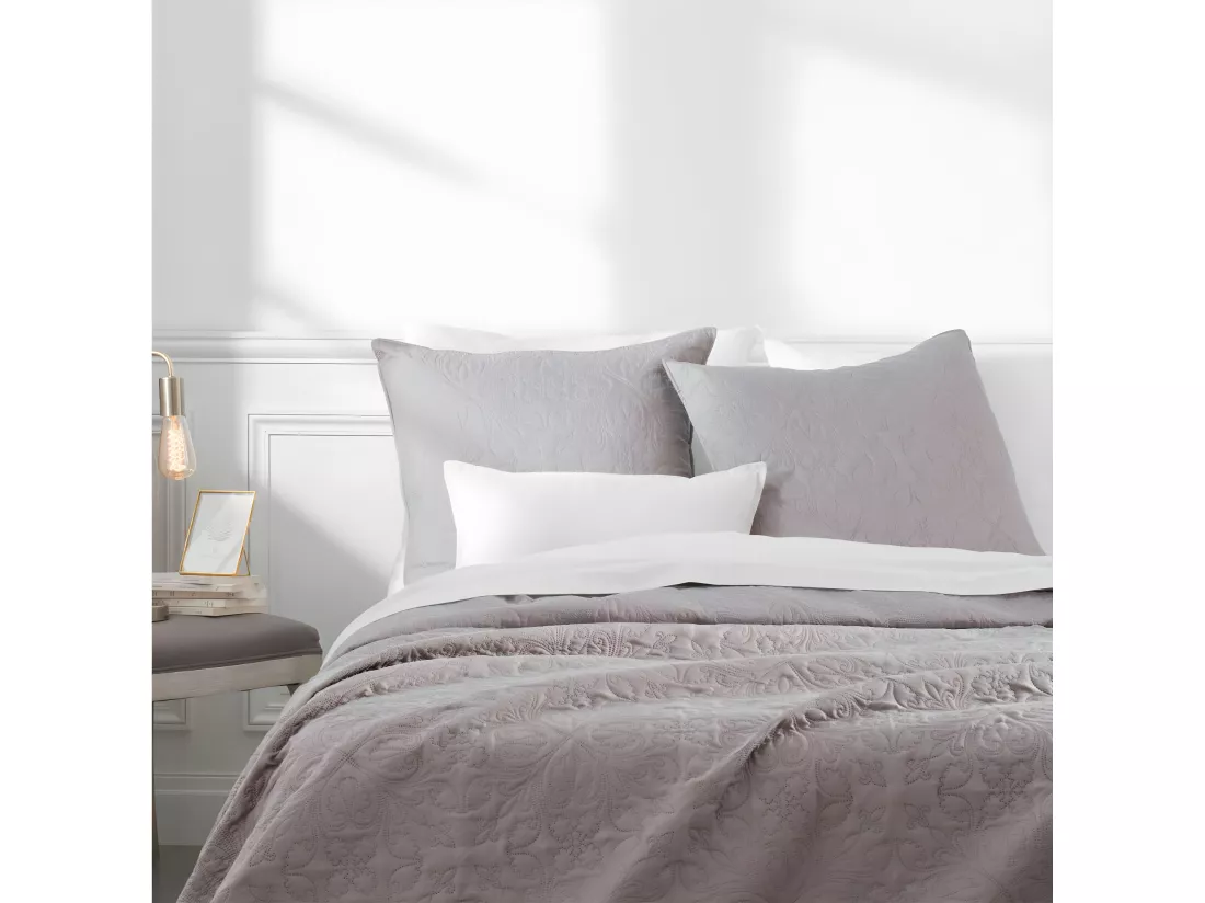 Dessus de lit Taupe motif Arabesque 240 x 260 avec 2 Taies