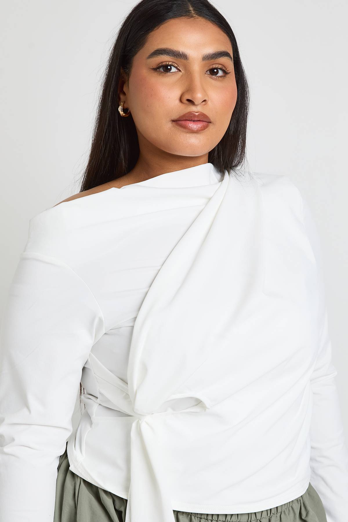 boohoo Haut Grande Taille À Manches Longues Avec Encolure Asymétrique Et Drapé