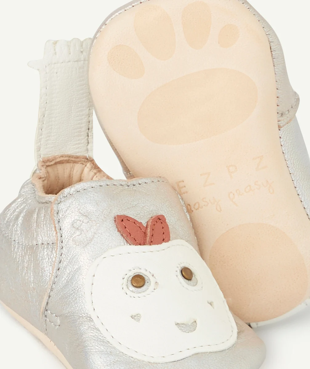 EASY PEASYCHAUSSONS EN CUIR COULEUR ARGENTÉE AVEC POMME