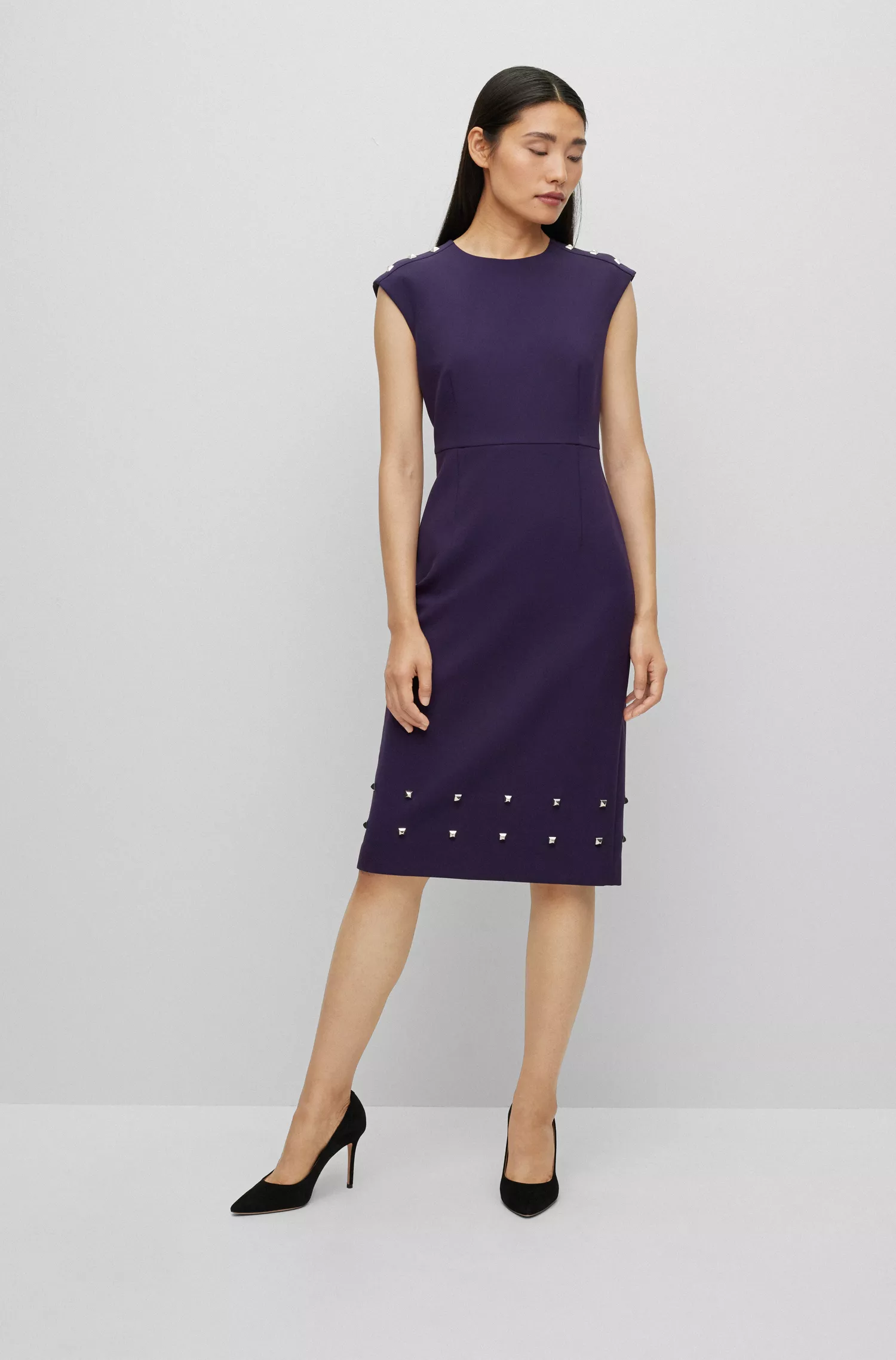 Vestido preto justo da BOSS com detalhes de tachas