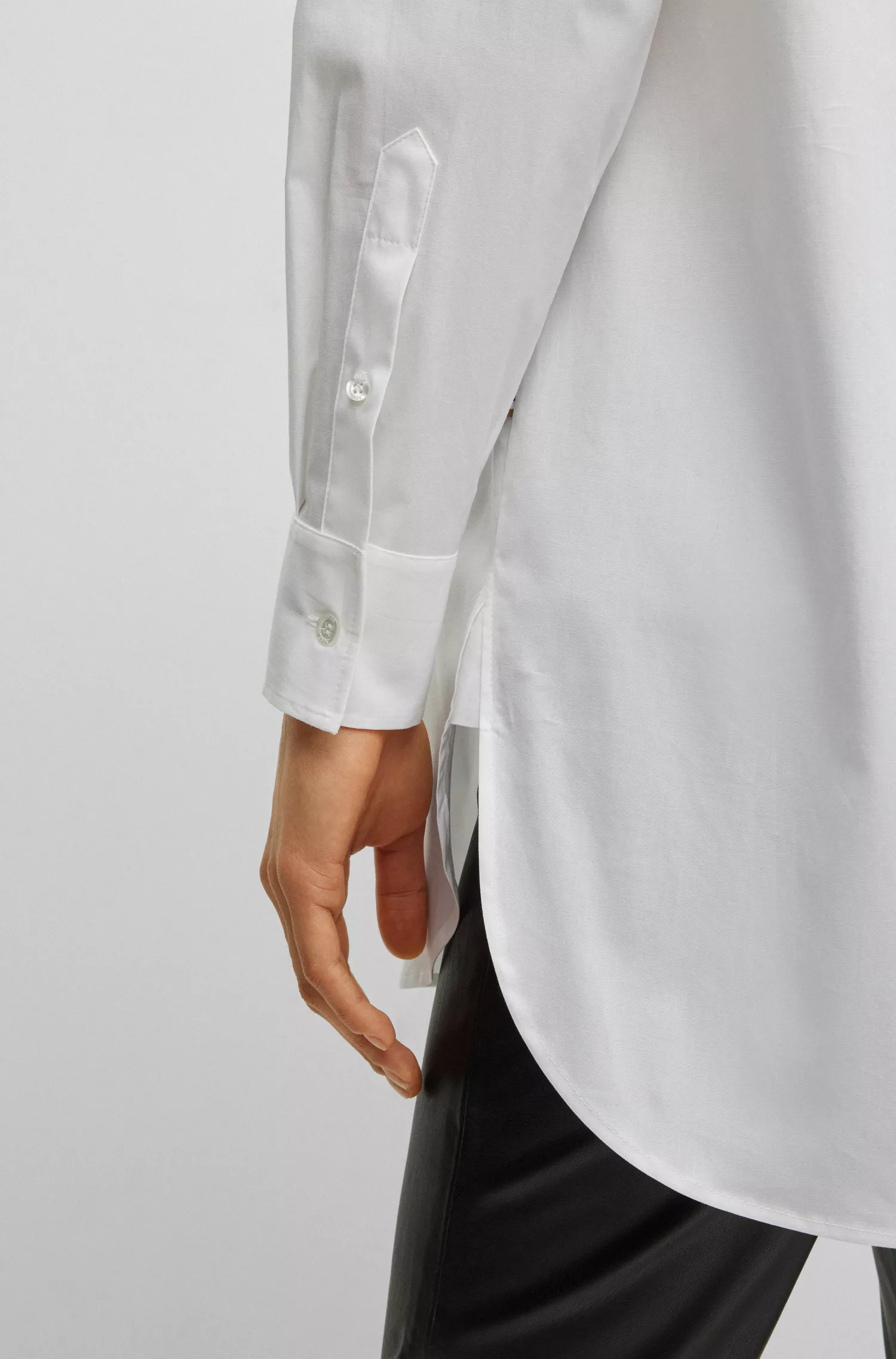 Blusa BOSS preta de corte regular em popeline de algodão elástico.