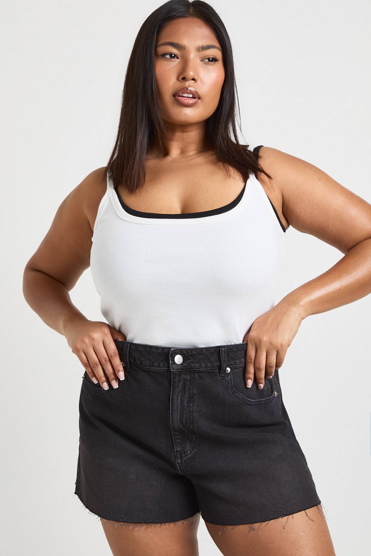 boohoo Short en jean à ourlet brut - Taille plus