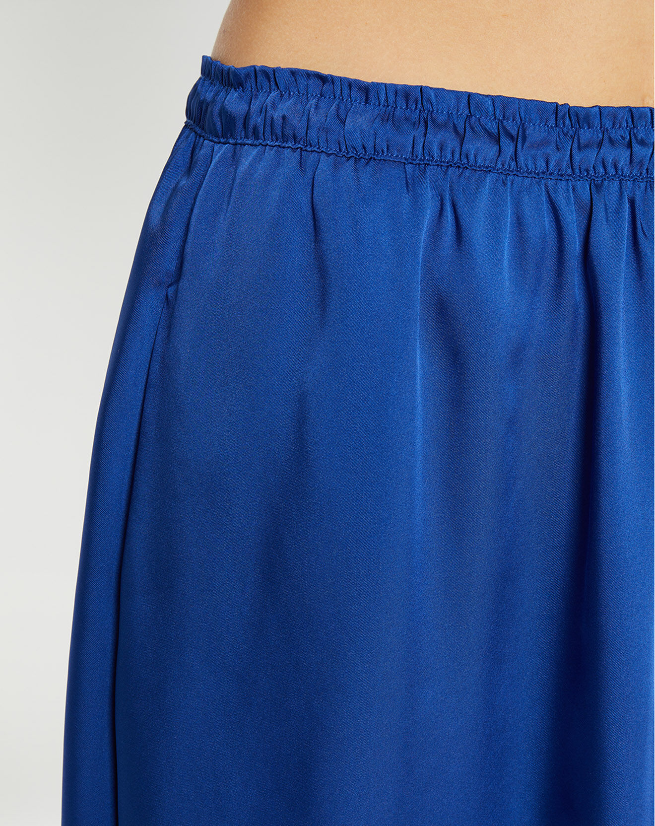 Galeries Lafayette Jupe mi-longue en Satin Roll bleue