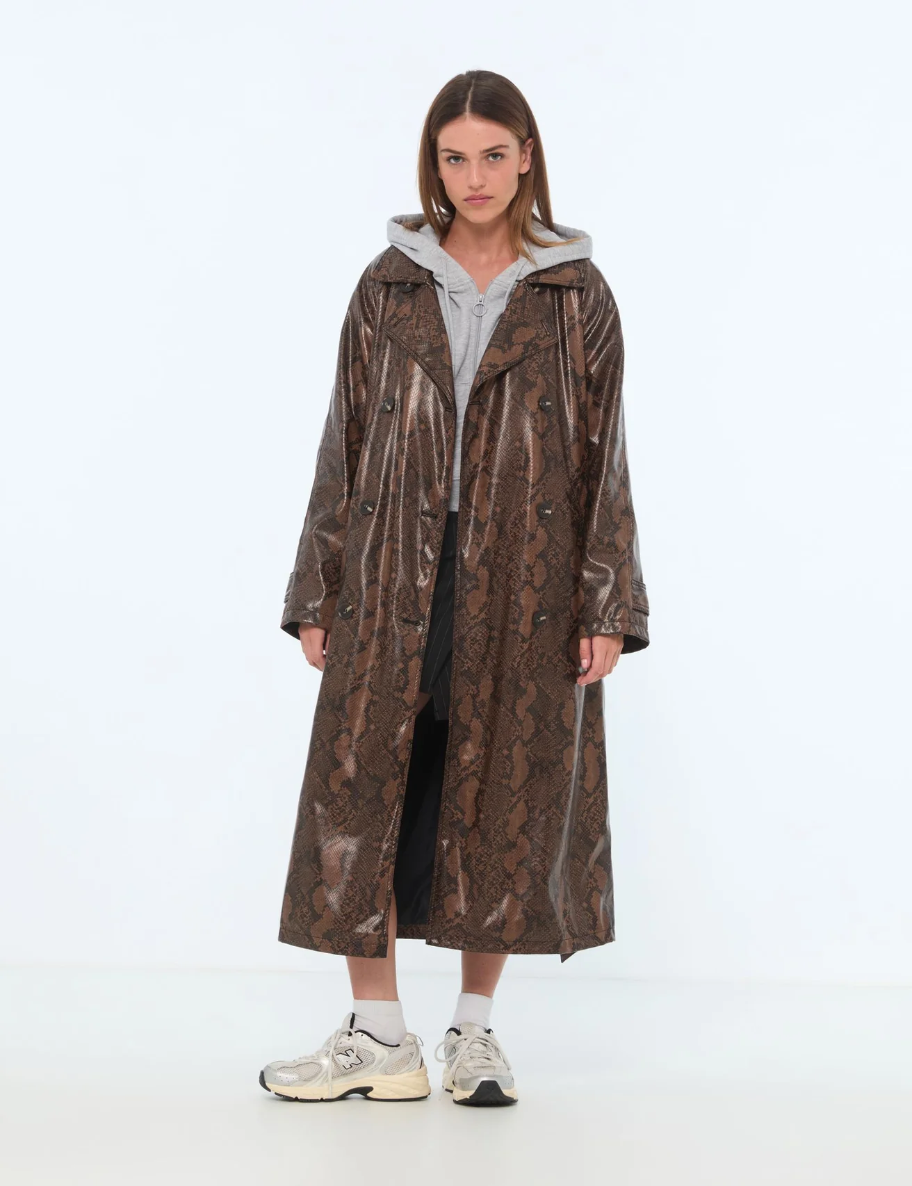 Trench long à motif python marron