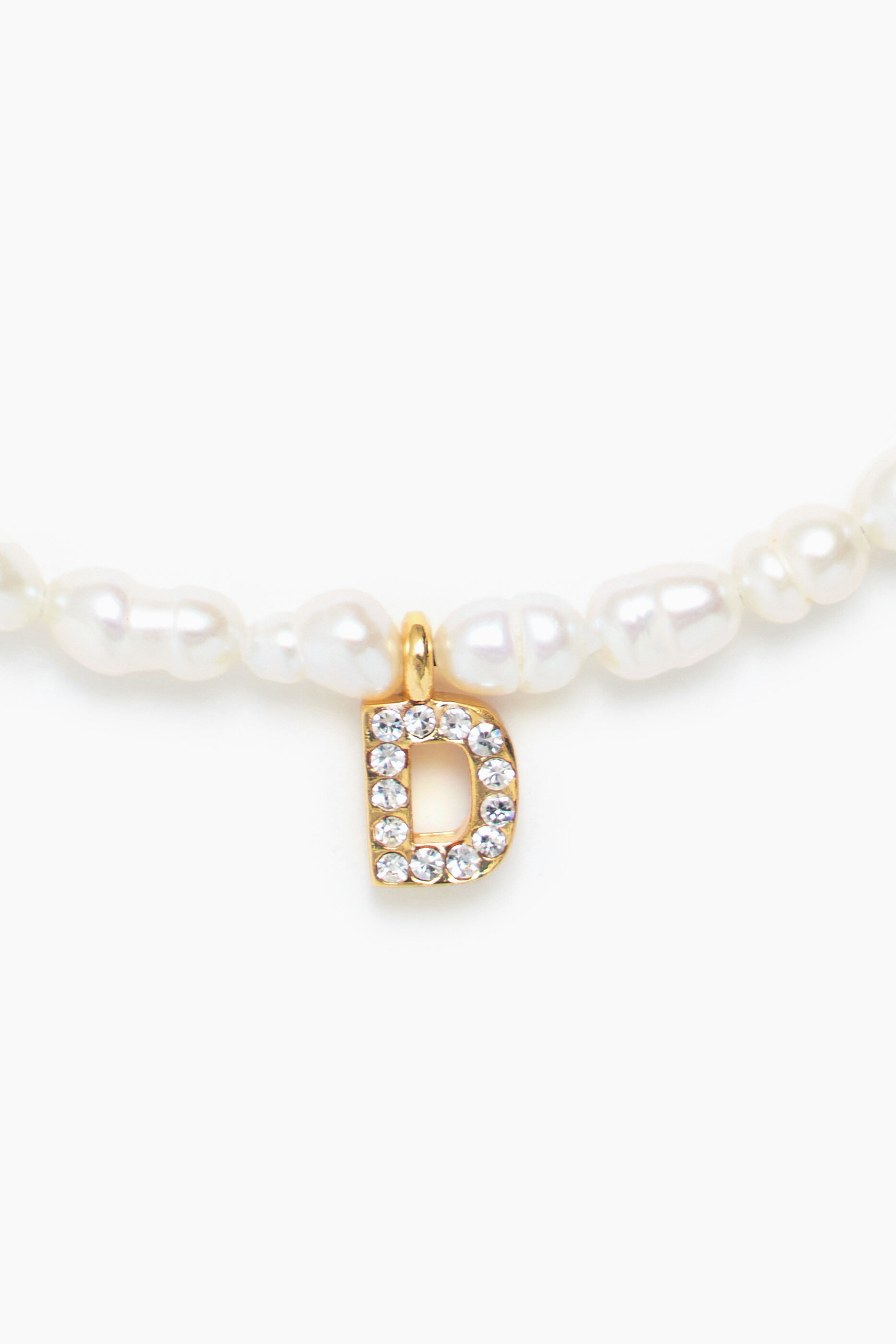 Pulseira de pérolas com a letra D