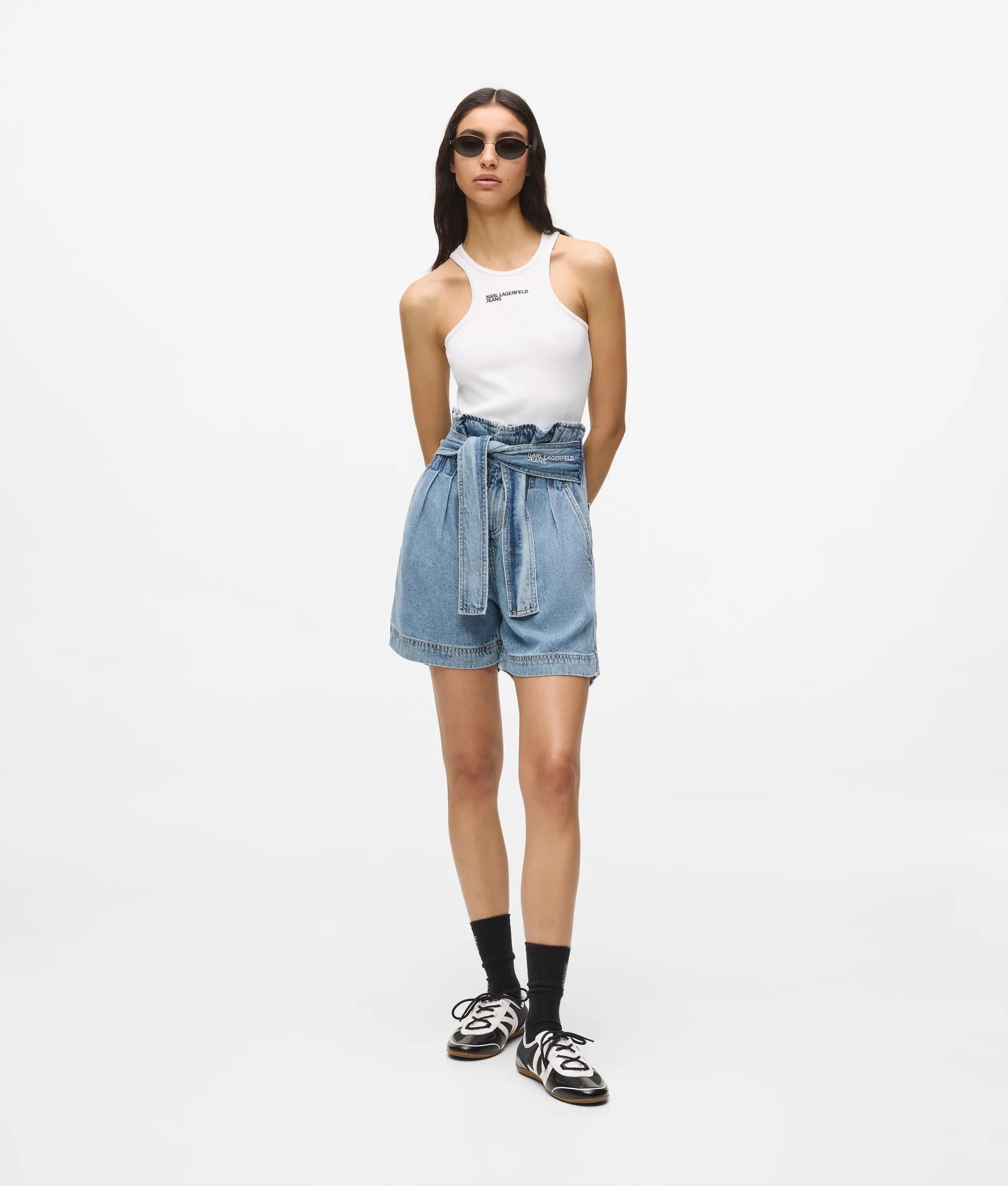 Hoog uitgesneden denim met riem korte broek