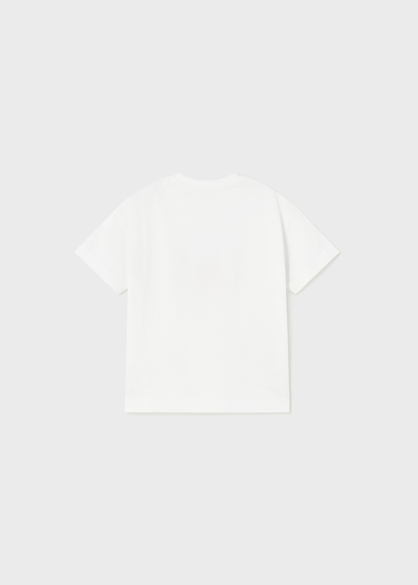 Camiseta infantil de manga curta com estampa interativa.