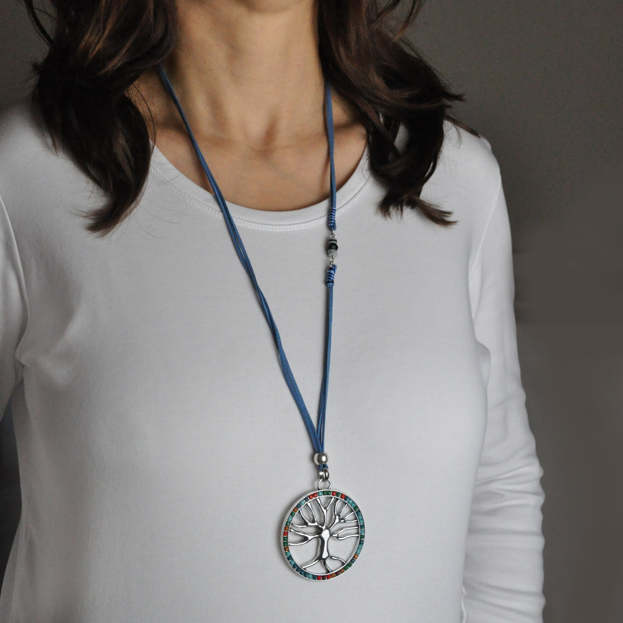 Steuer Modeschmuck Kette Lebensbaum mit bunter Zierde an blauem Veloursband