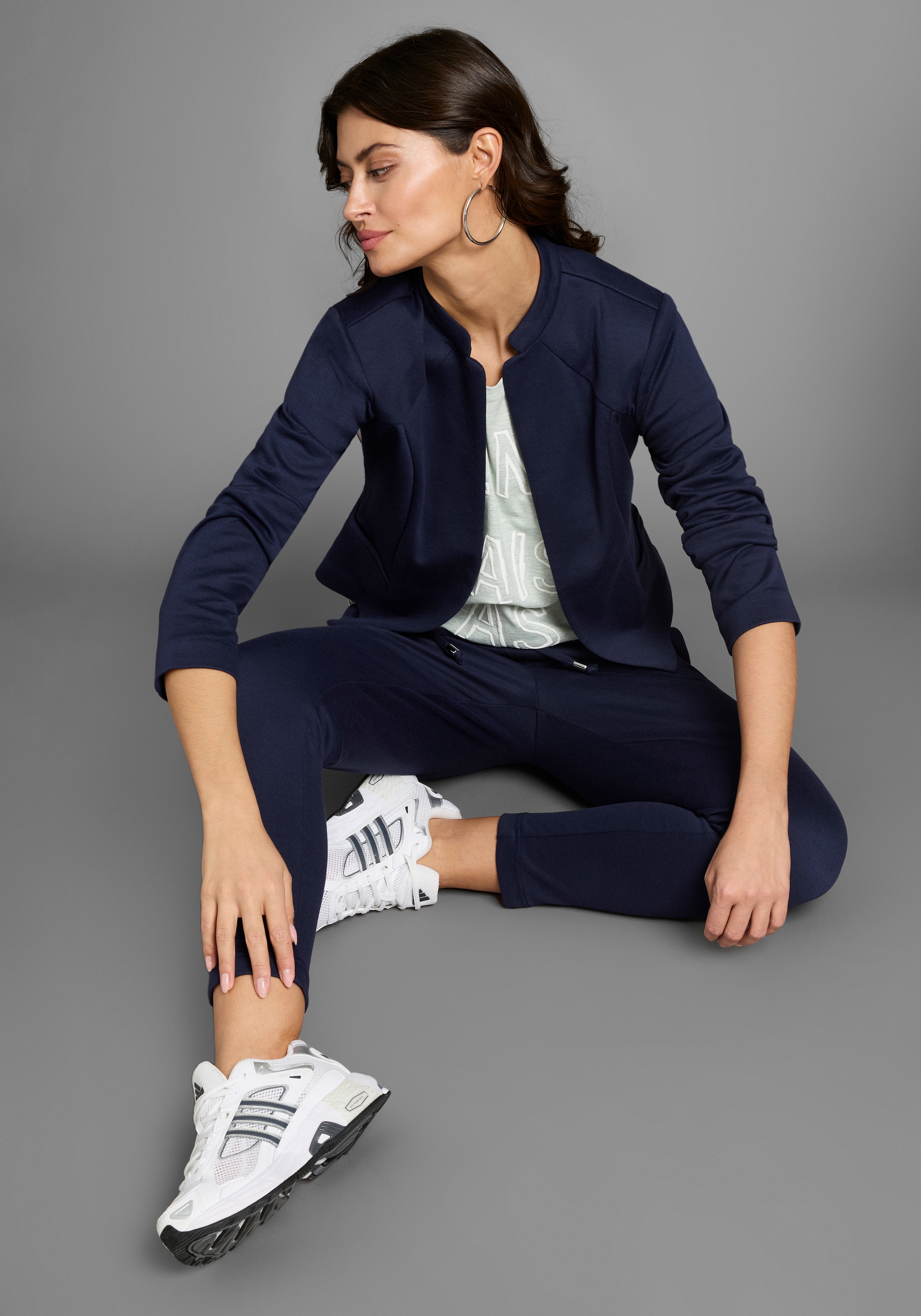 Laura Scott Kurzblazer , im sportiven Look