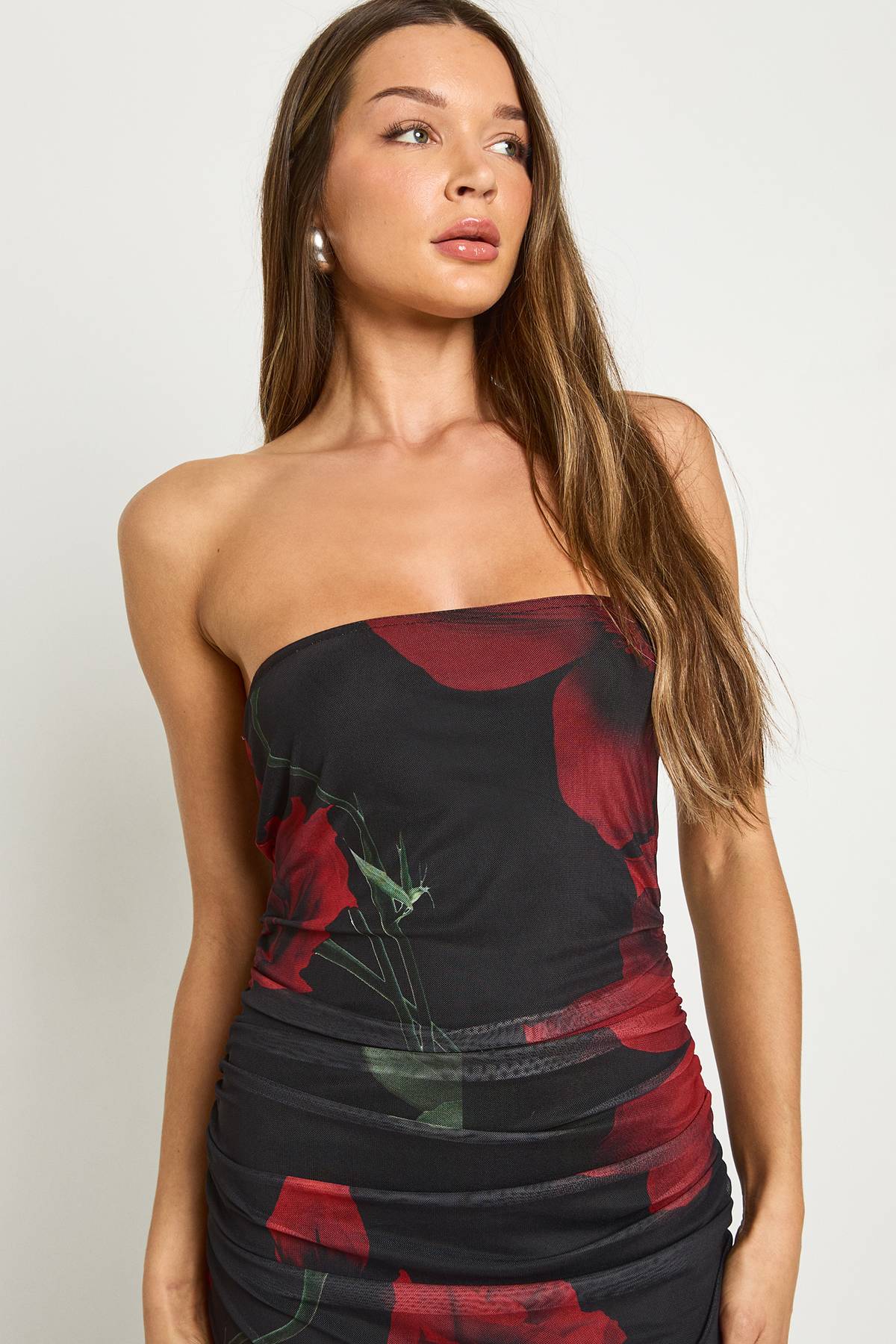 boohoo Robe bustier longue fleurie en mesh