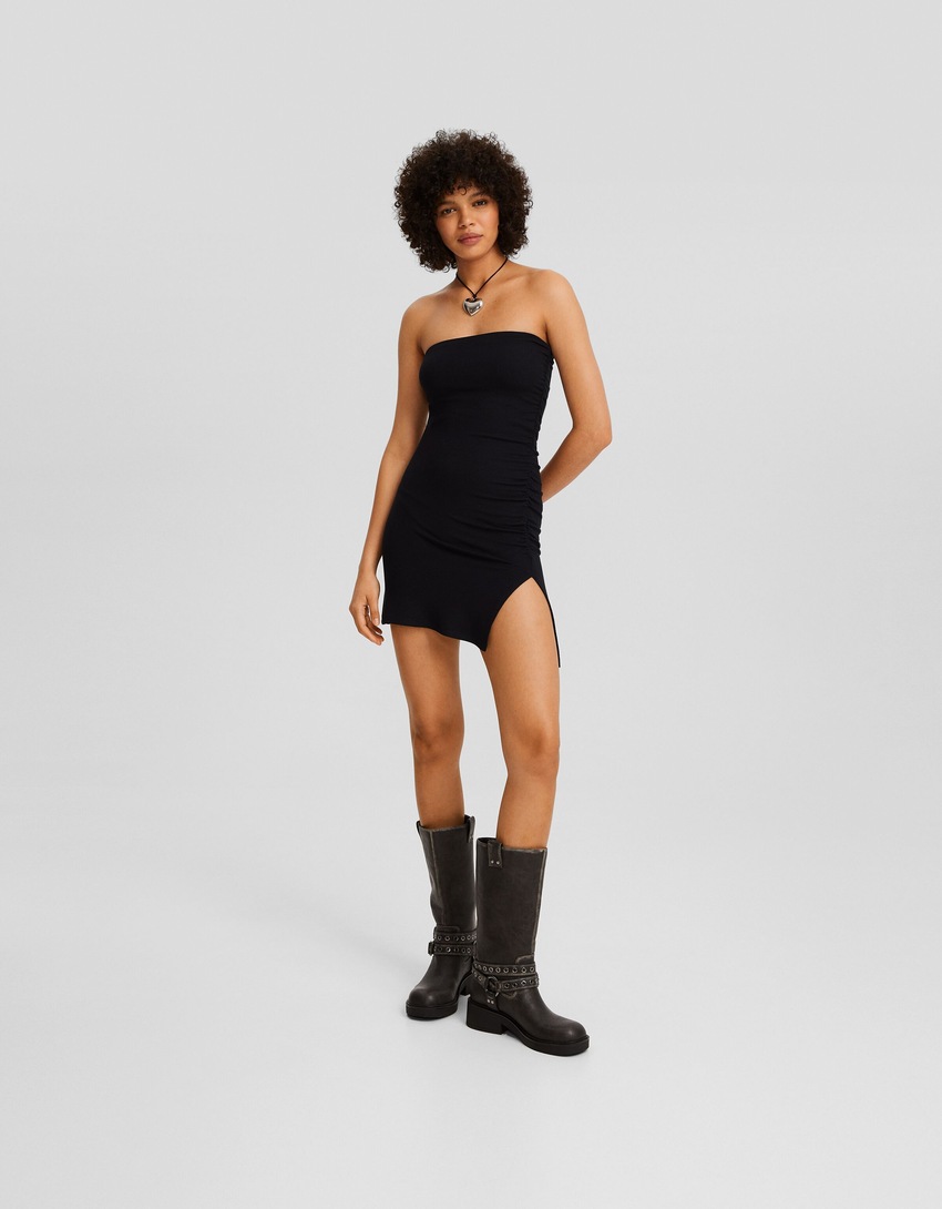 Vestido curto de alças finas com detalhe franzido na lateral