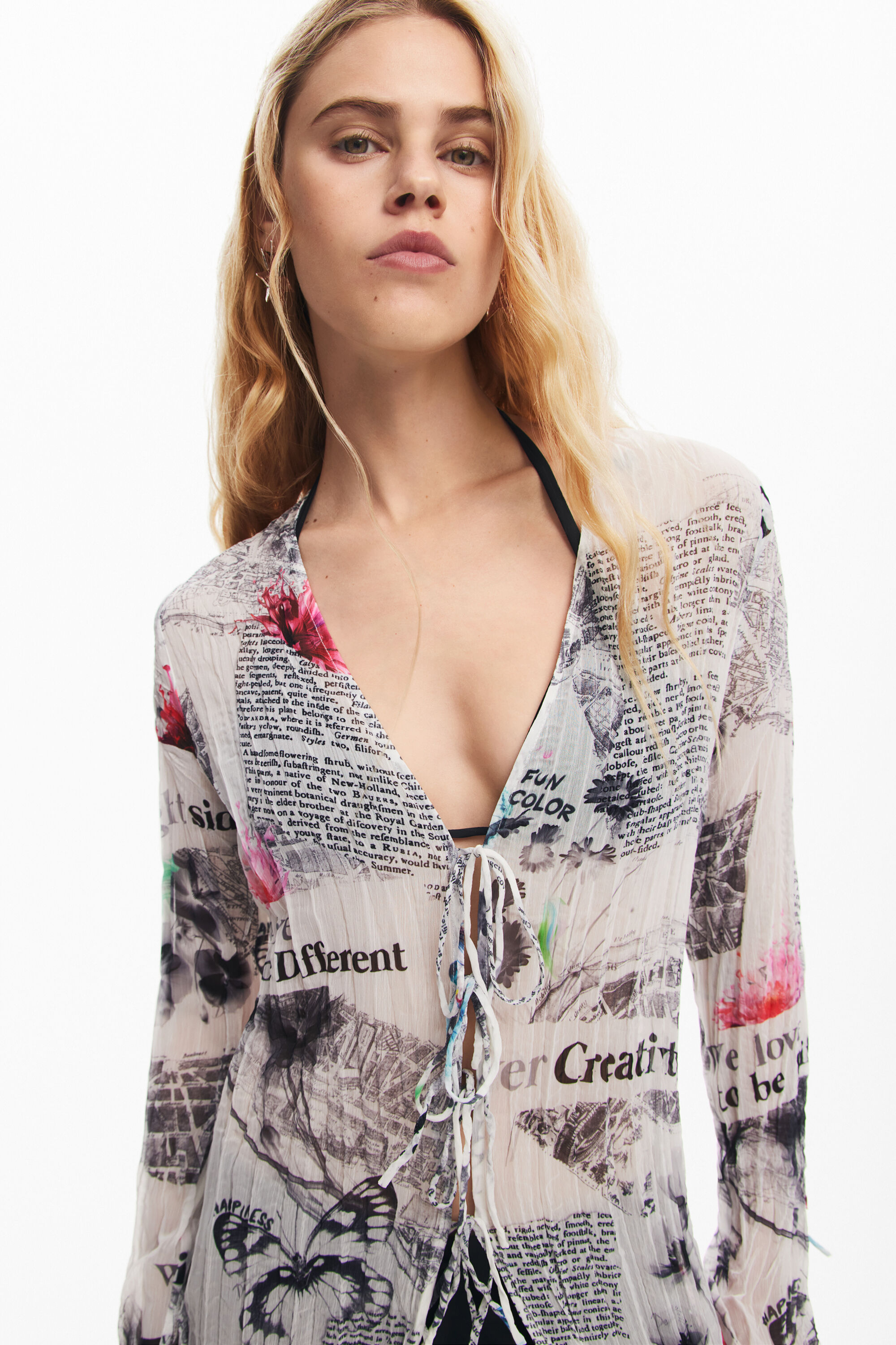Blusa comprida com estampa de jornal