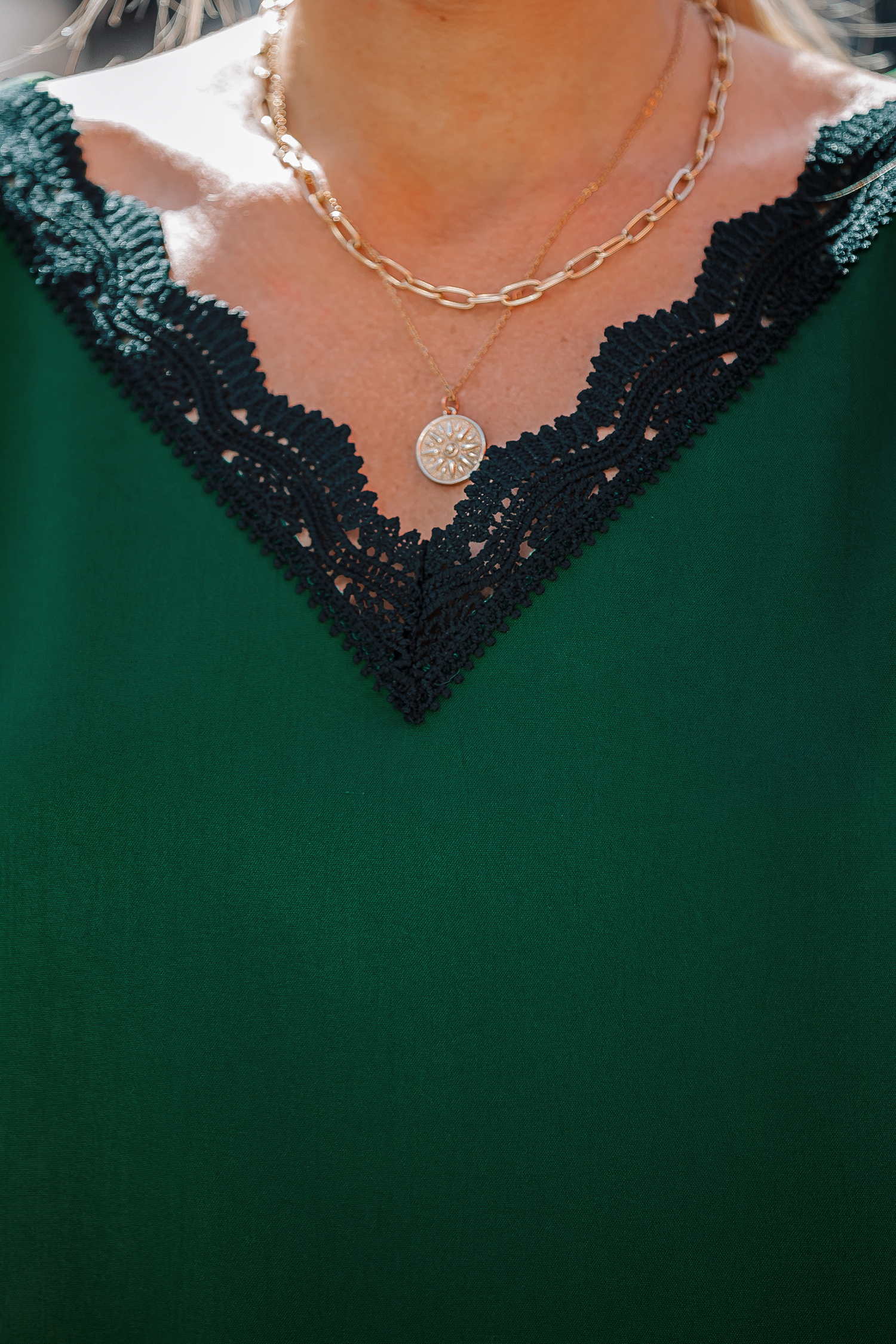 Haut à col en V avec bordure en dentelle