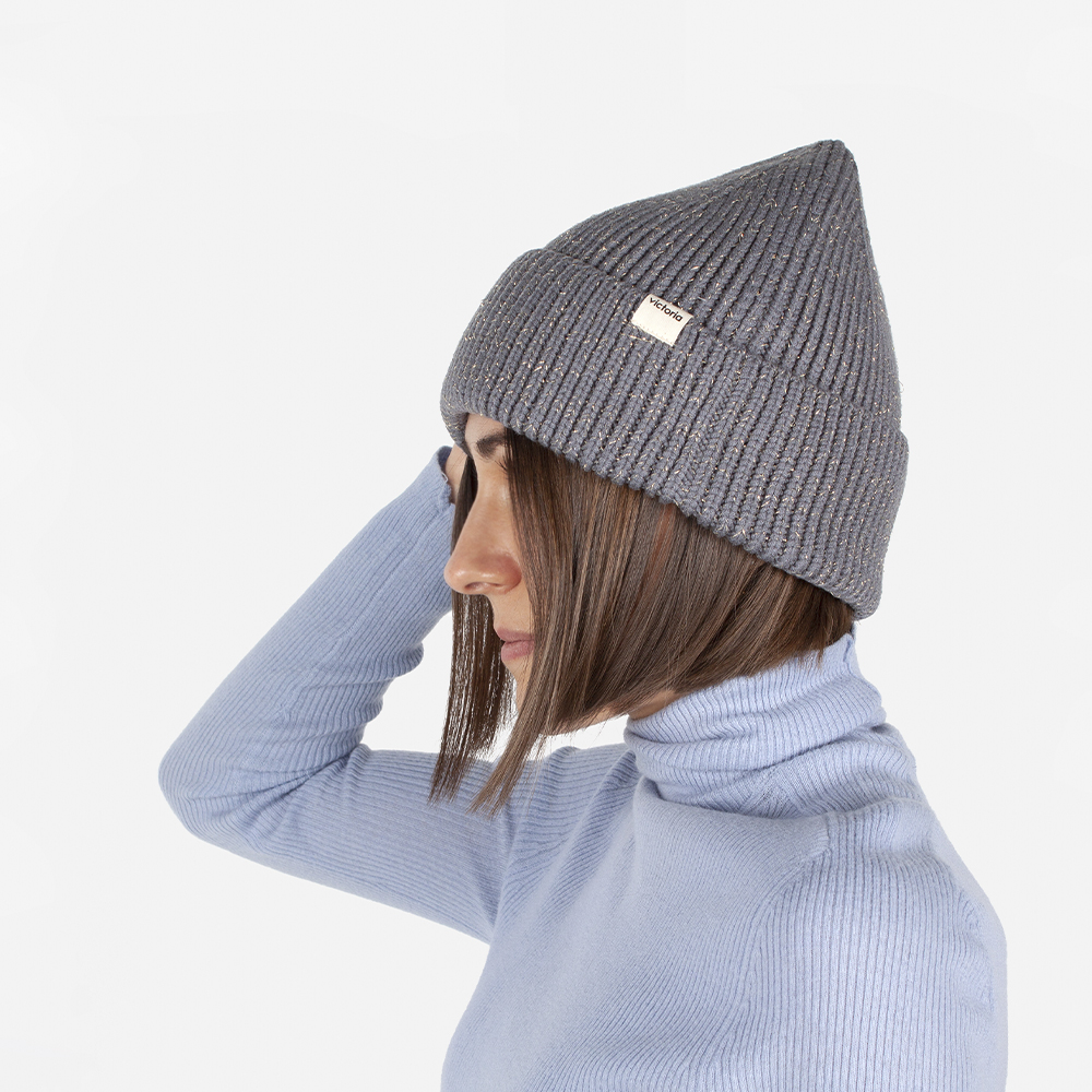 Gorro de malha V. Things com lurex, dobra dupla e etiqueta na aba.