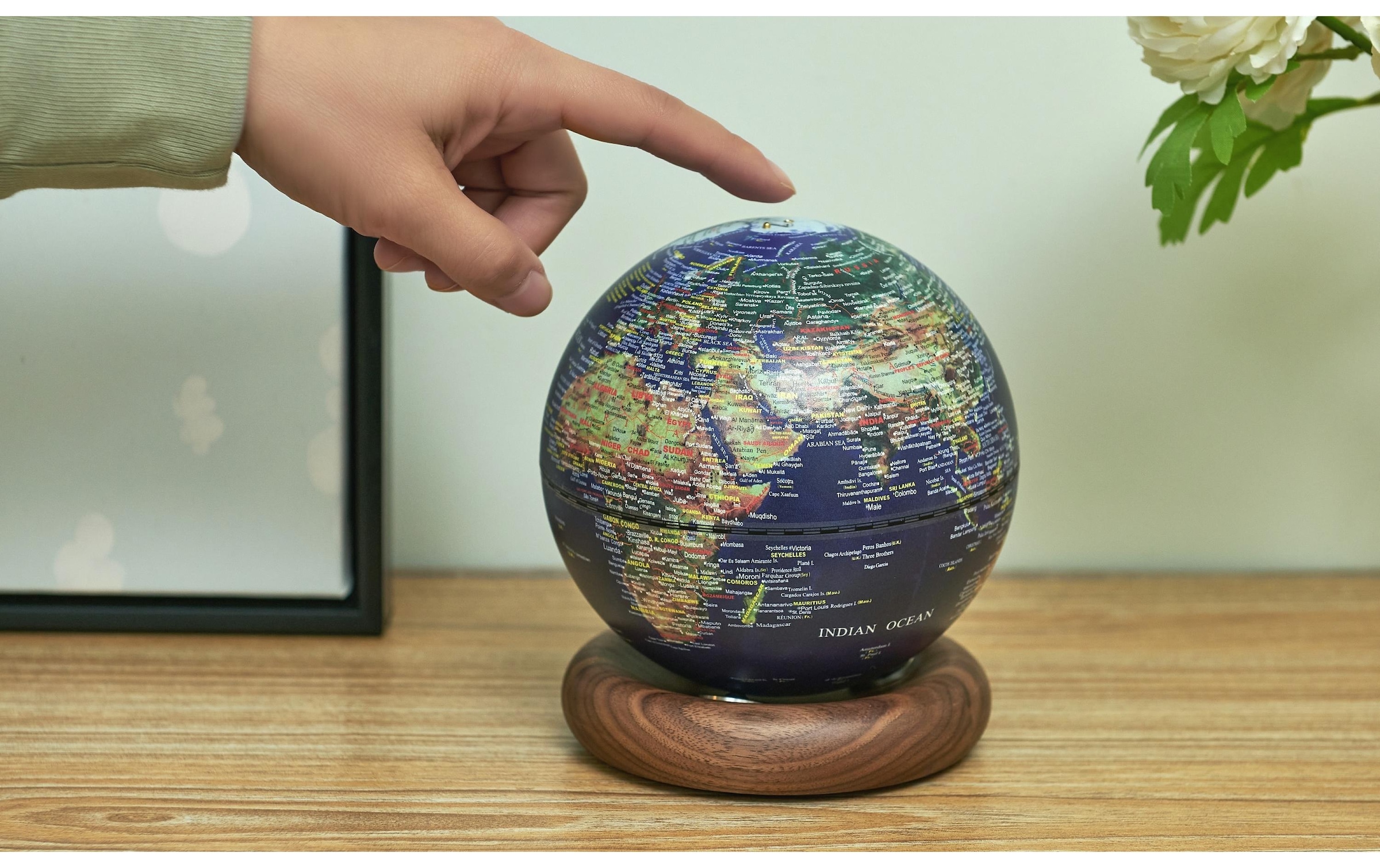 LED Dekofigur »AtlasGlobe 13 cm« Holzart: Esche (China)
