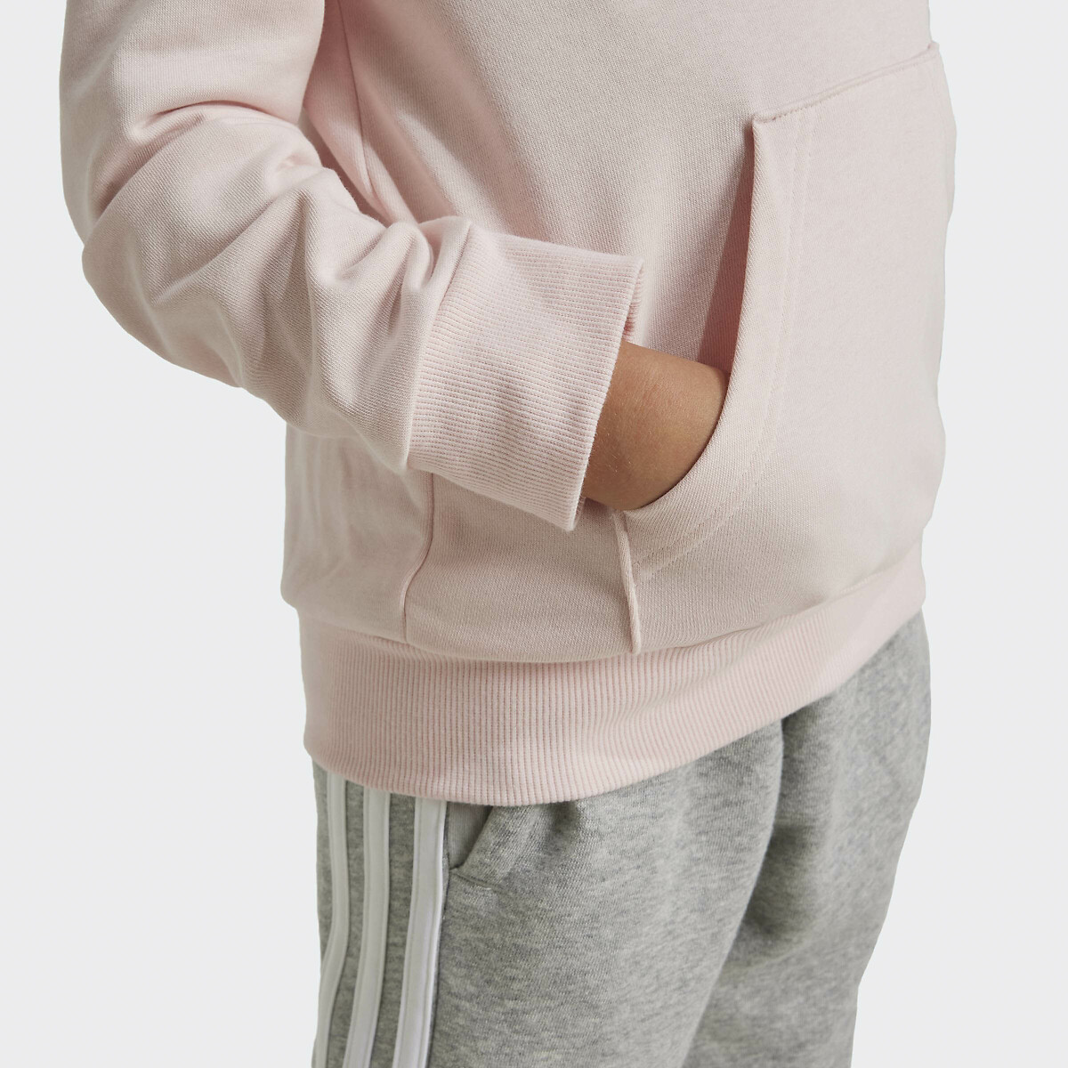 ROUPAS ESPORTIVAS ADIDAS<br>Moletom com capuz de tecido