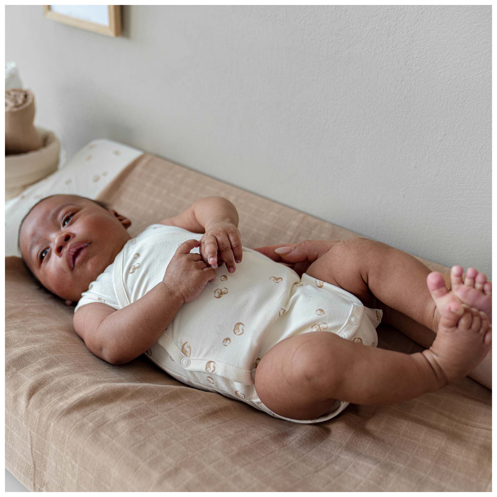 Prénatal newborn romper mouwloos all over print beige