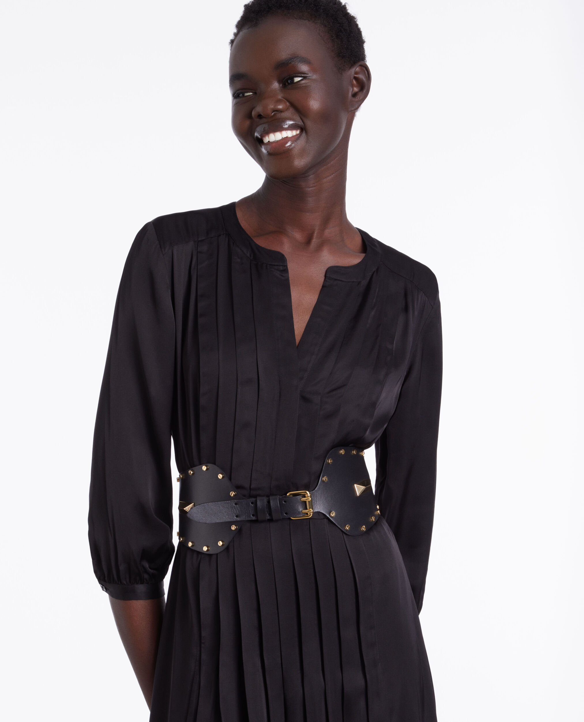 Ceinture large en cuir noir avec clous et empiècements métalliques