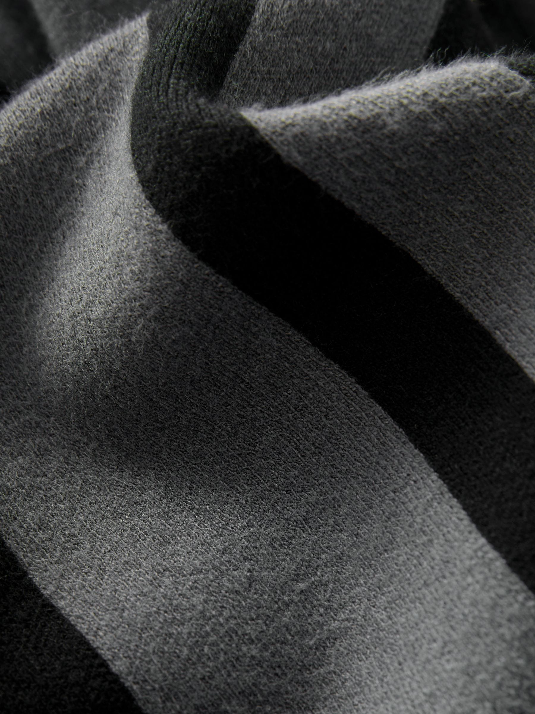Zwart - Regular fit premium halfzwaar gestreept gebreid poloshirt met lange mouwen en kwartrits