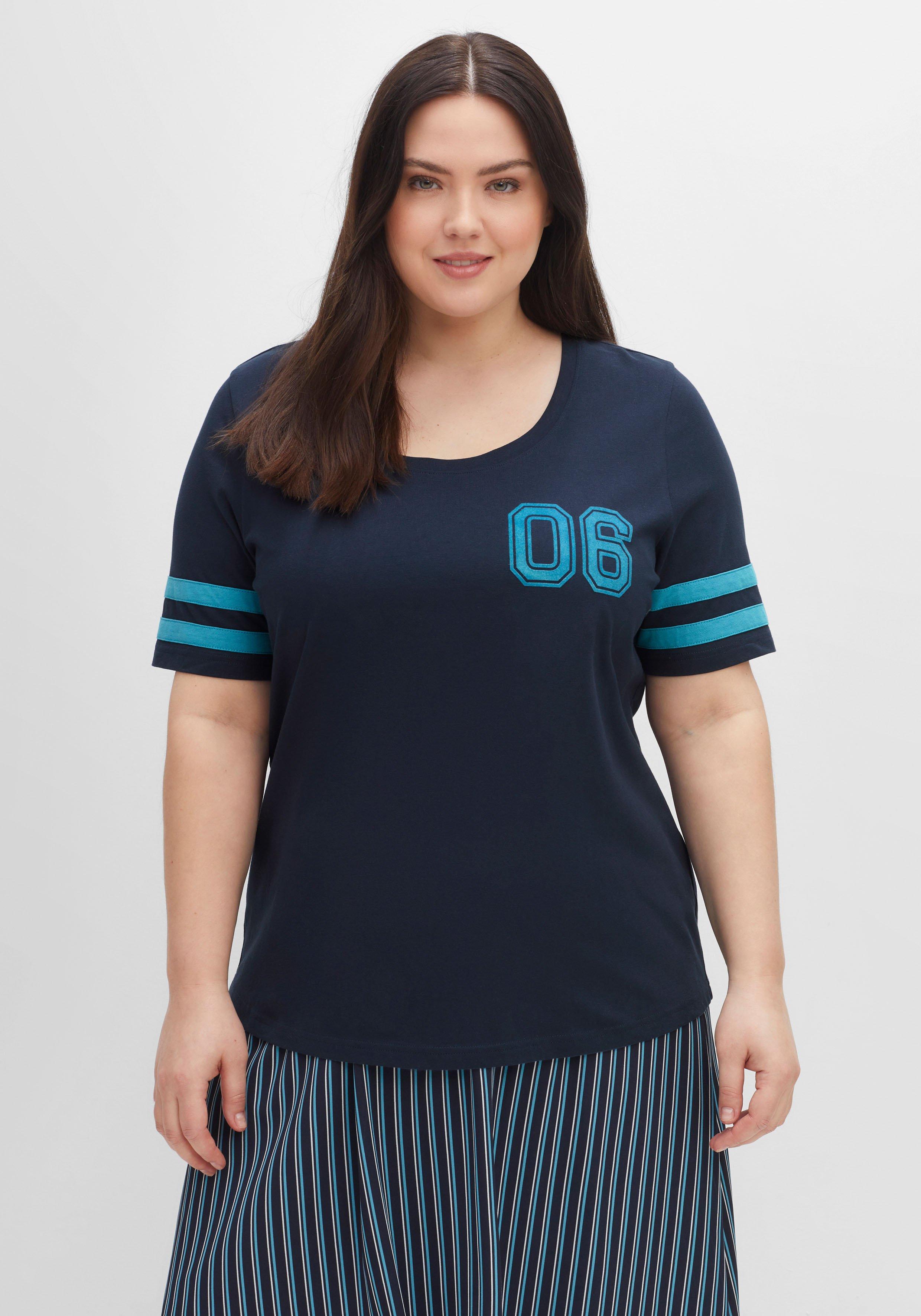 T-Shirt im College-Stil, mit Flockprint und Streifen