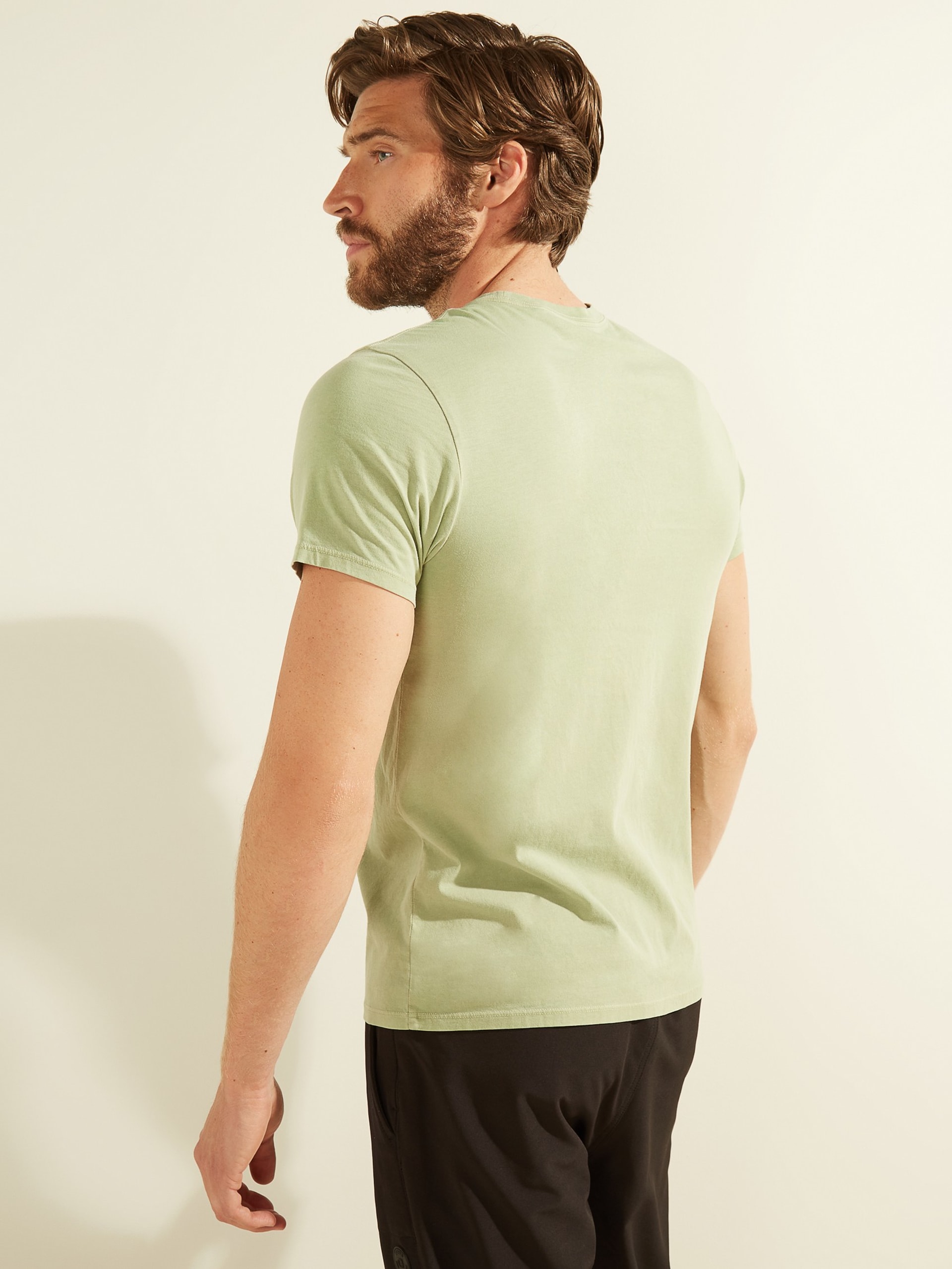 Camiseta com logotipo bordado