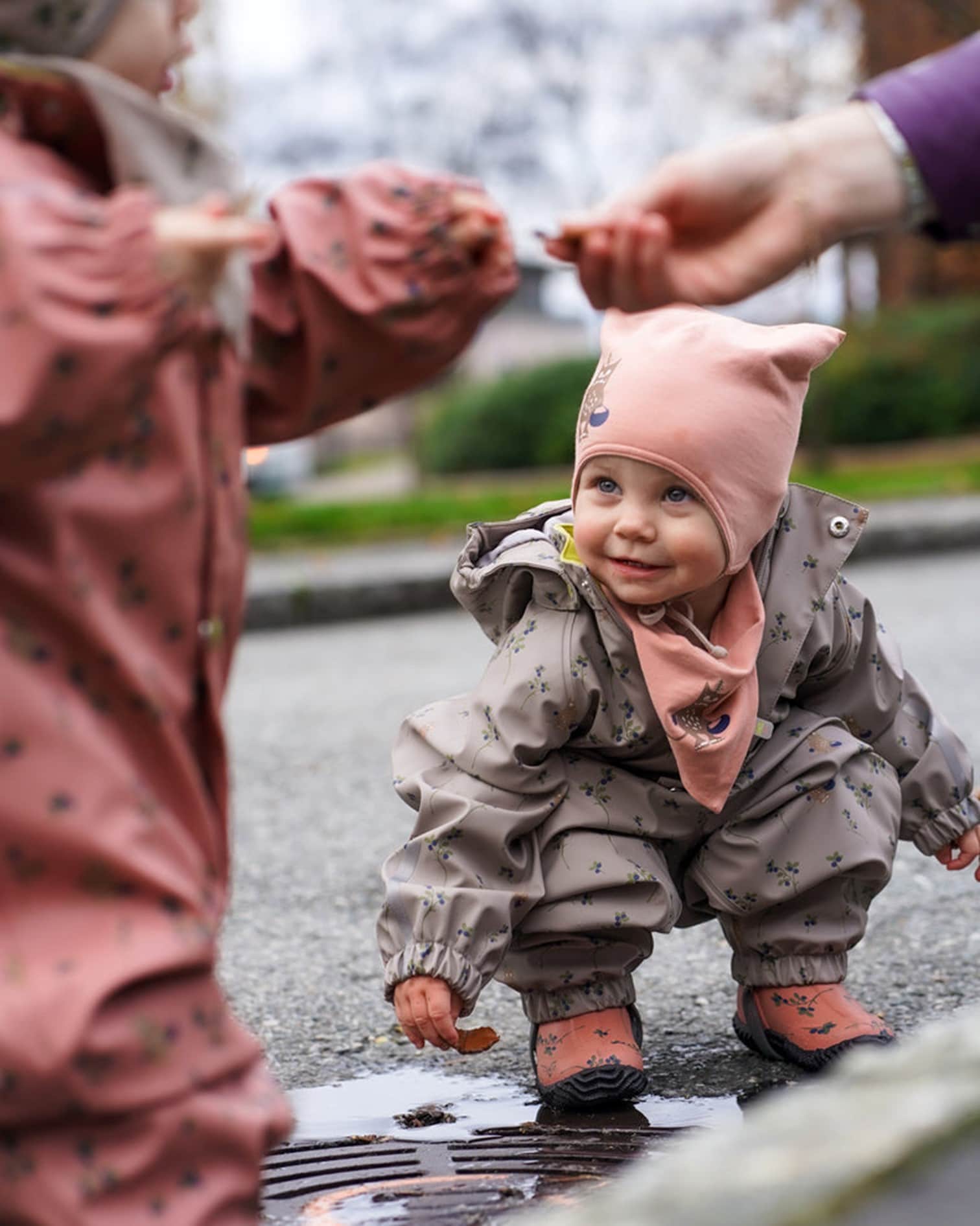 Kattnakken Babyregndress Dugg<br>En stor favoritt hos både barn, foreldre og barnehager!