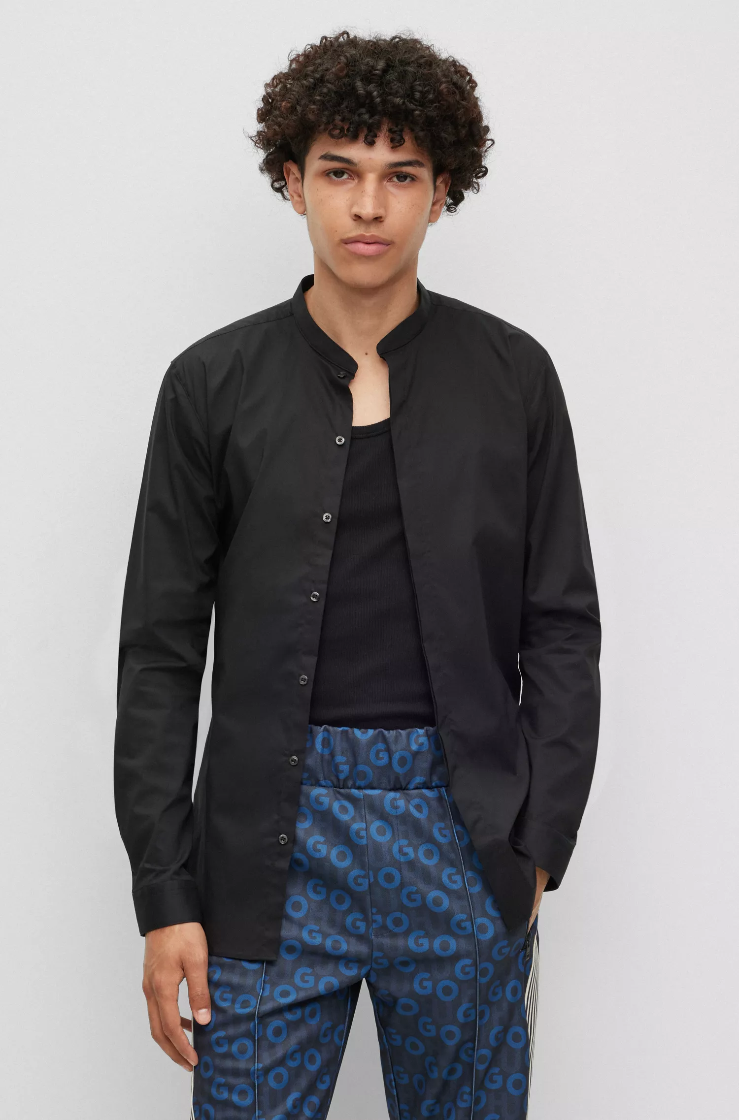 Camisa HUGO vermelha, extra slim fit, em algodão elástico com gola alta.