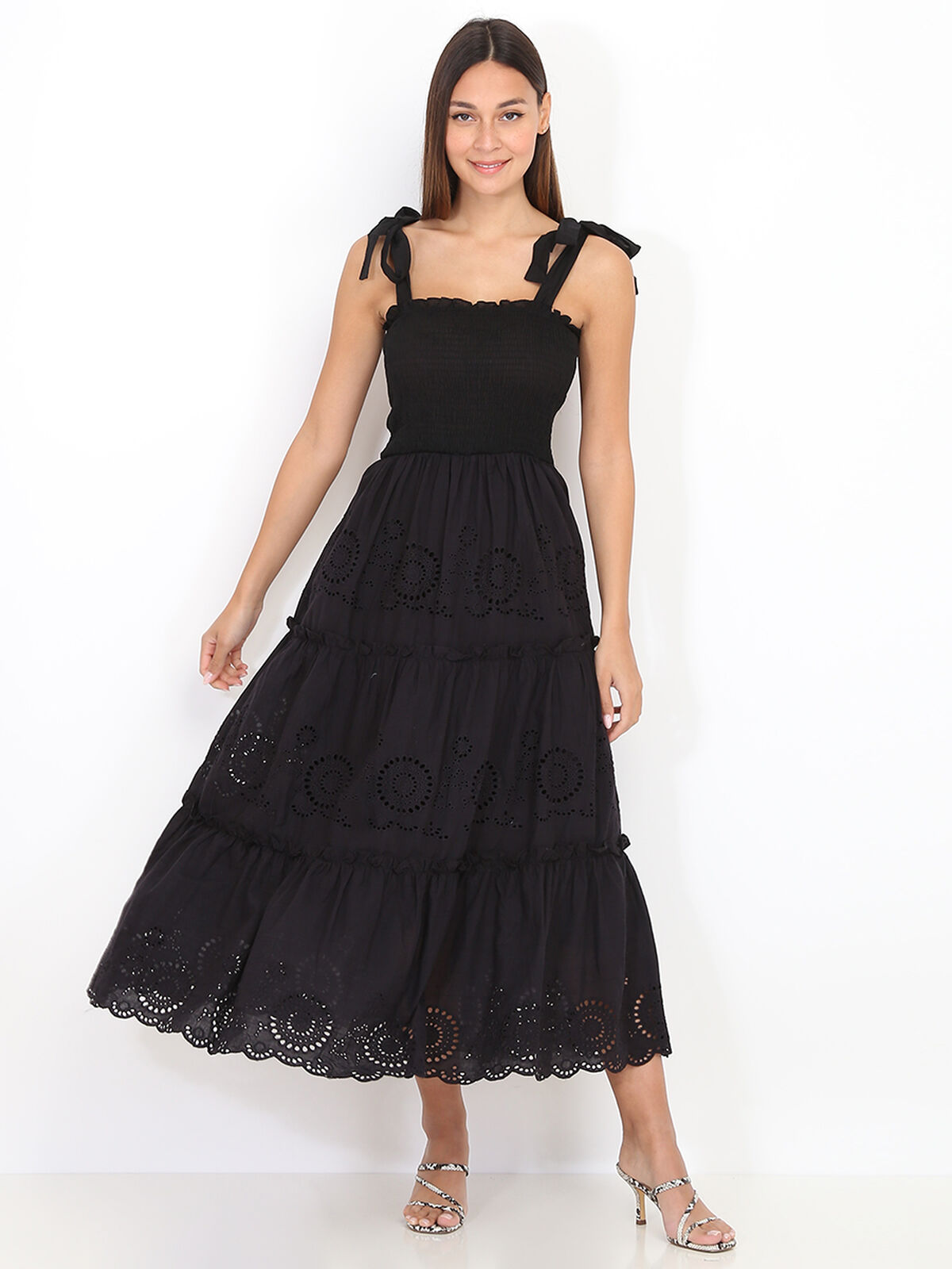 Robe longue à volants et broderie- Noir