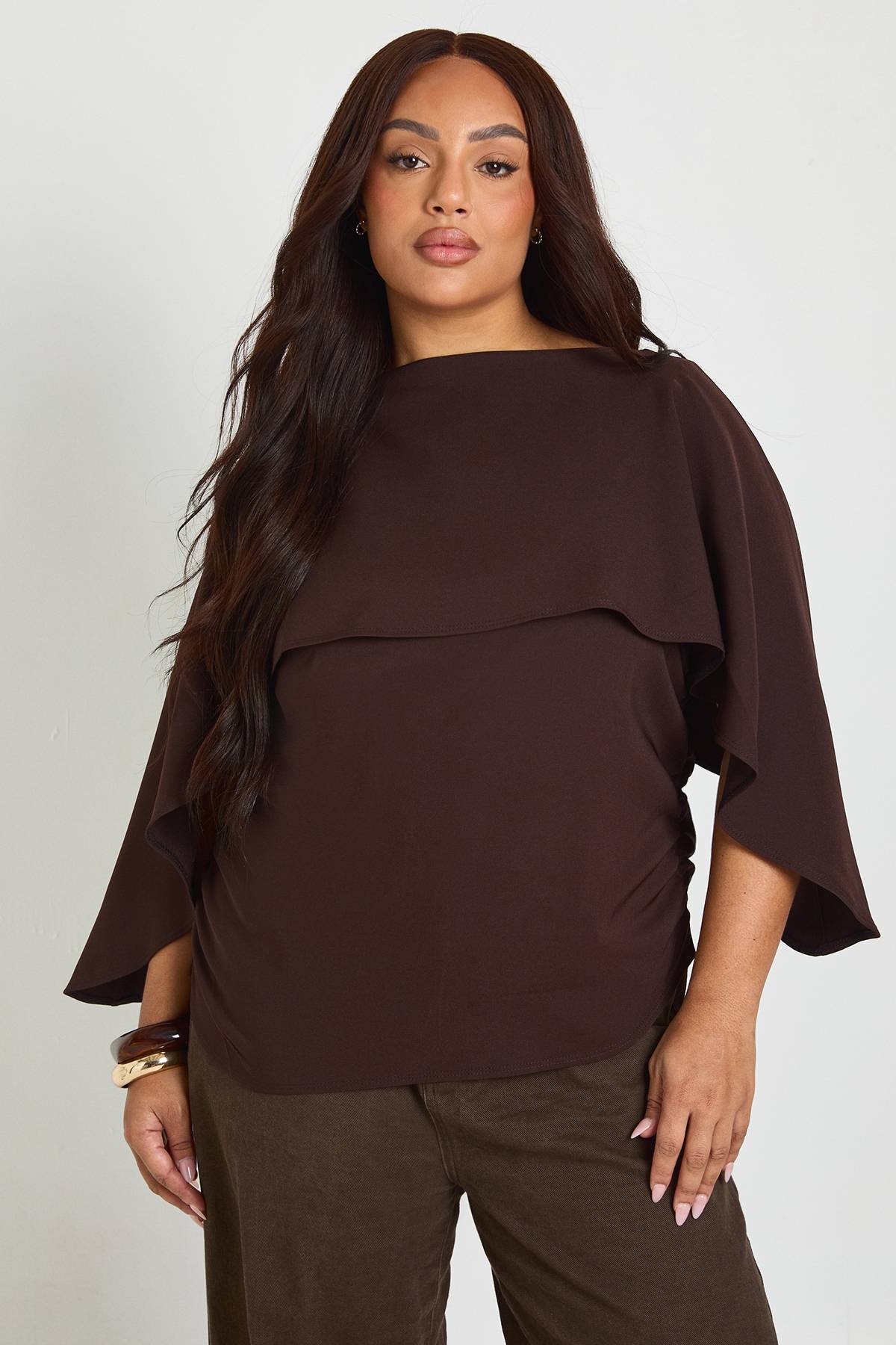 boohoo Haut Grande Taille Avec Superposition Cape