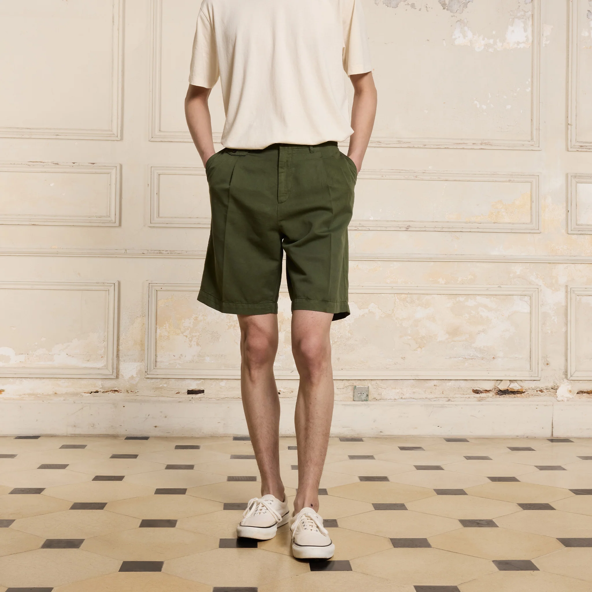 Khaki cotton and linen double-pleated shorts