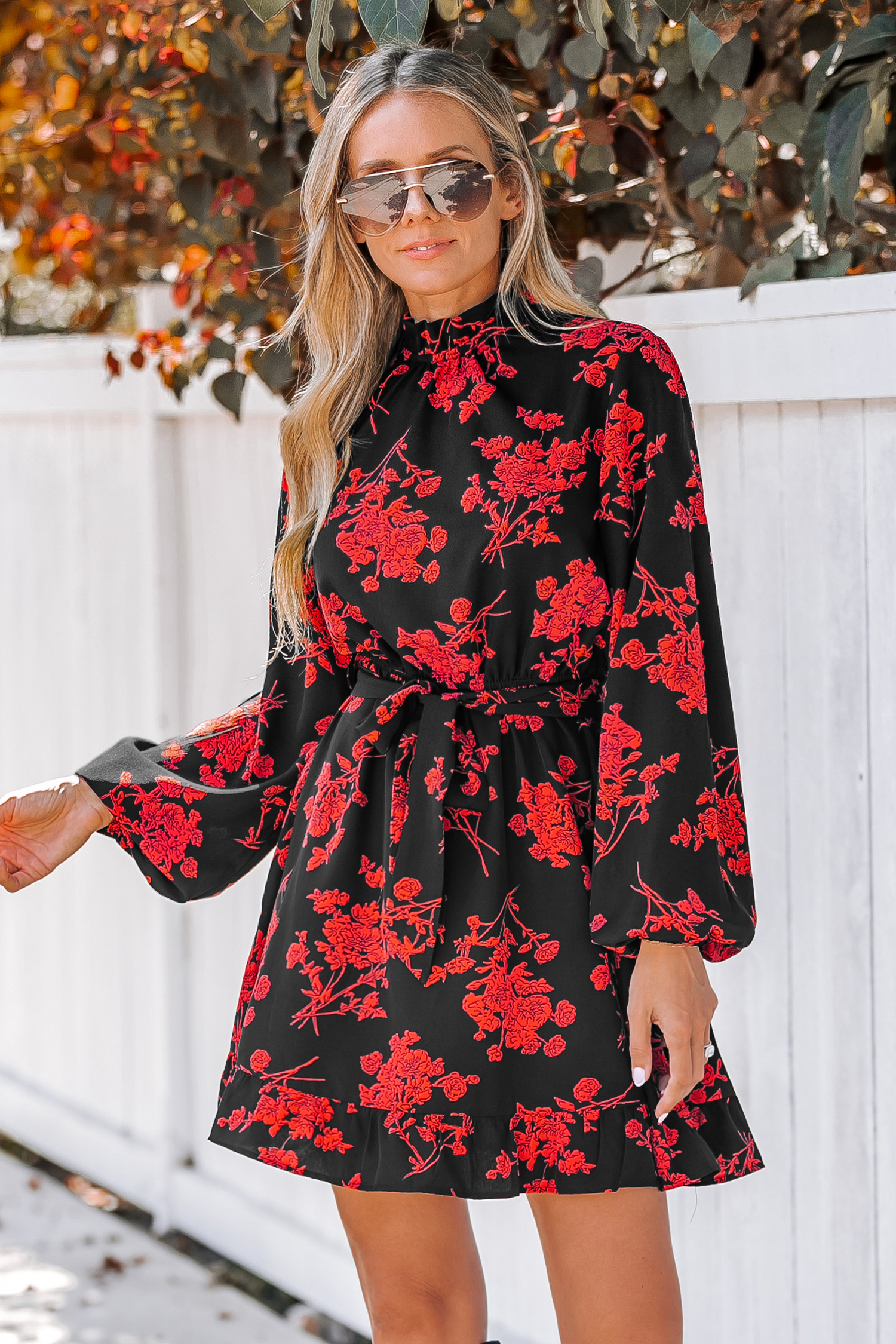 Robe mini avec col montant et ceinture à imprimé floral