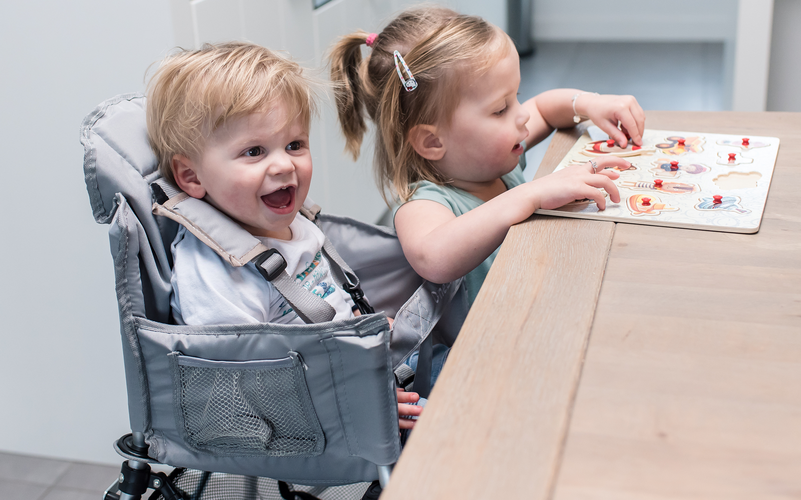 One2Stay Kinderhochstuhl faltbar mit abnehmbaren Esstisch schwarz