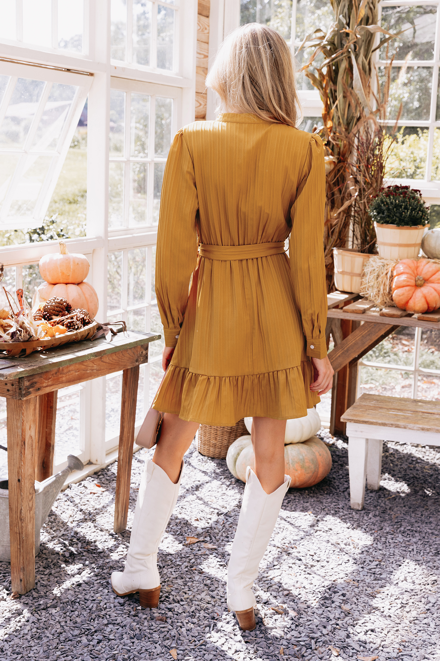 Robe à manches longues et volants avec ceinture