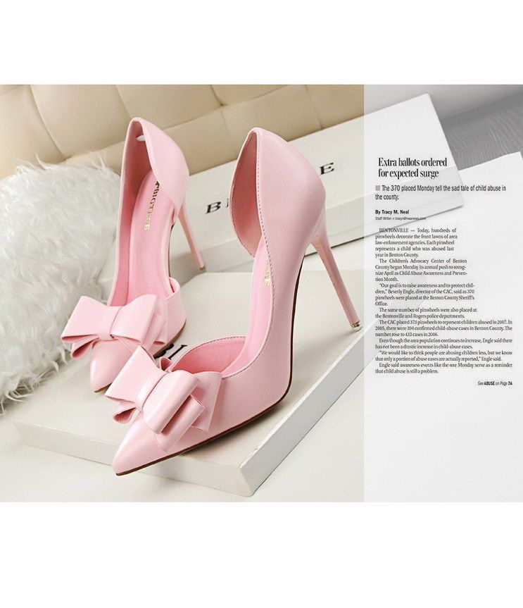 Niuna - Puntige stiletto's met strikaccent