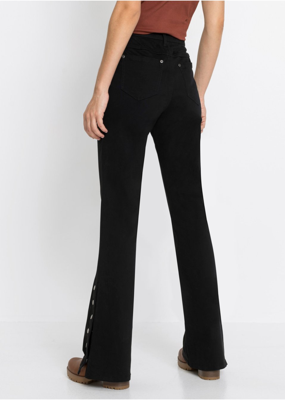 Pantalon évasé avec patte de boutonnage latérale