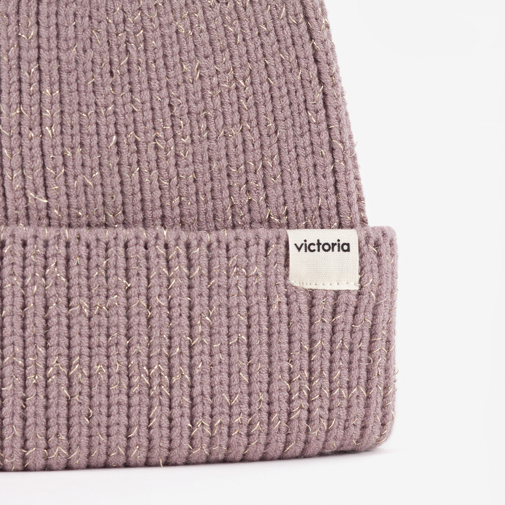 Gorro de malha V. Things com lurex, dobra dupla e etiqueta na aba.