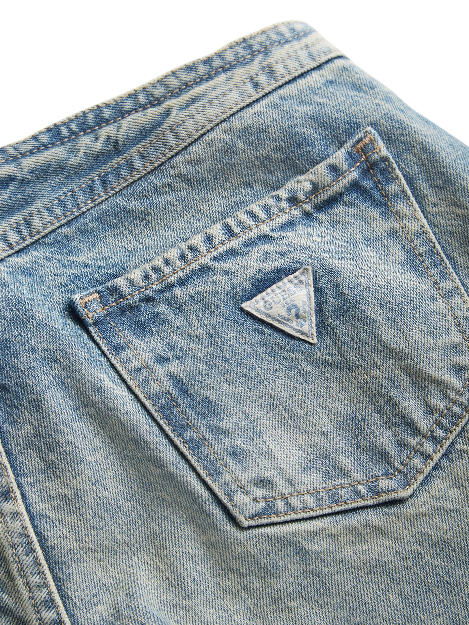 calça jeans de cintura baixa com ilhós