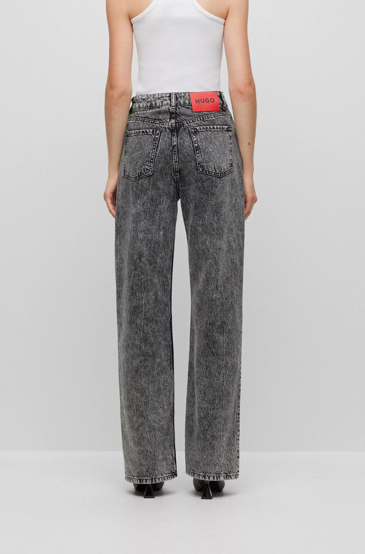 Calça jeans HUGO vermelha, modelagem relaxada, em denim rígido preto.